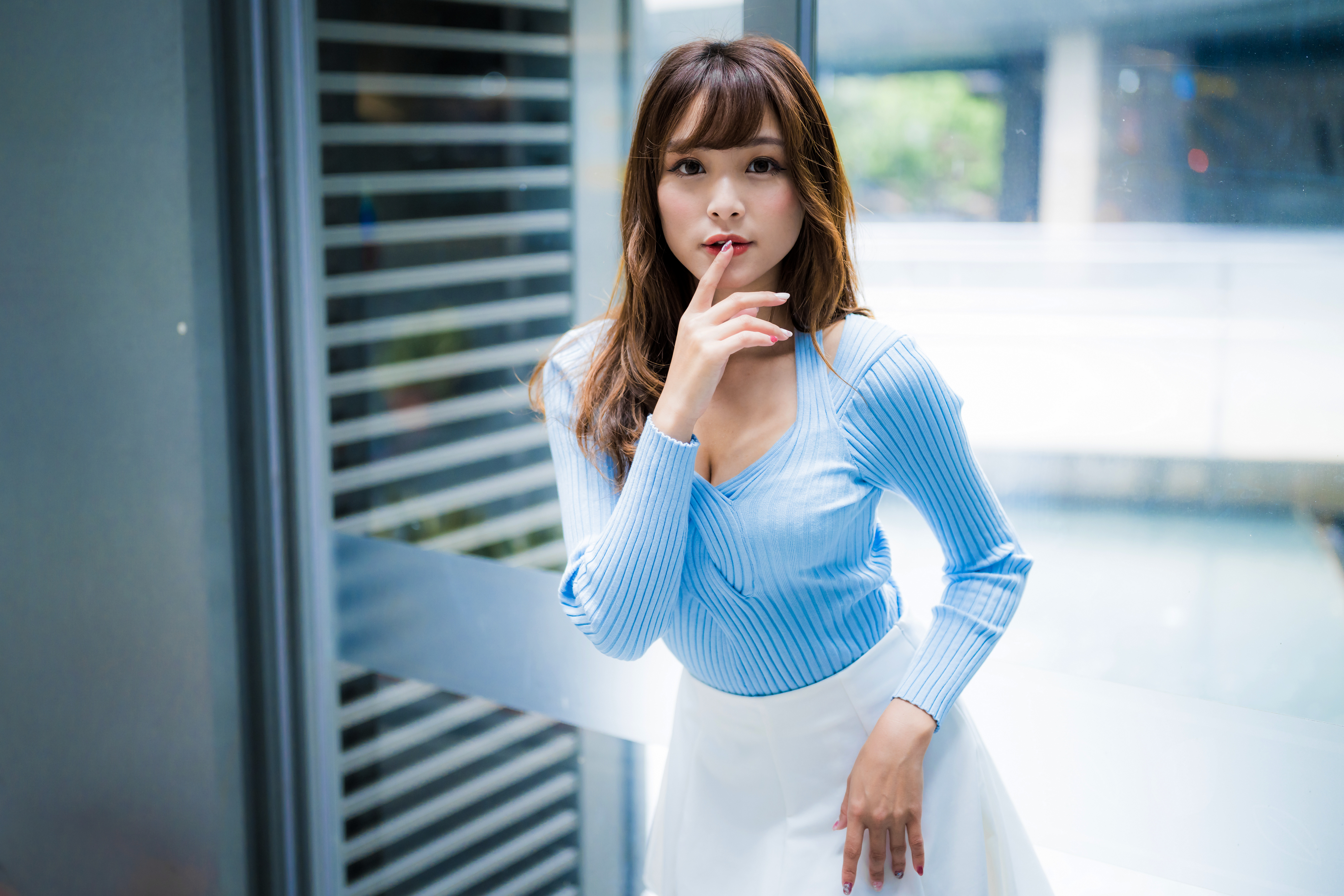 Zastaki.com - Красивая девушка азиатка в голубой кофте 