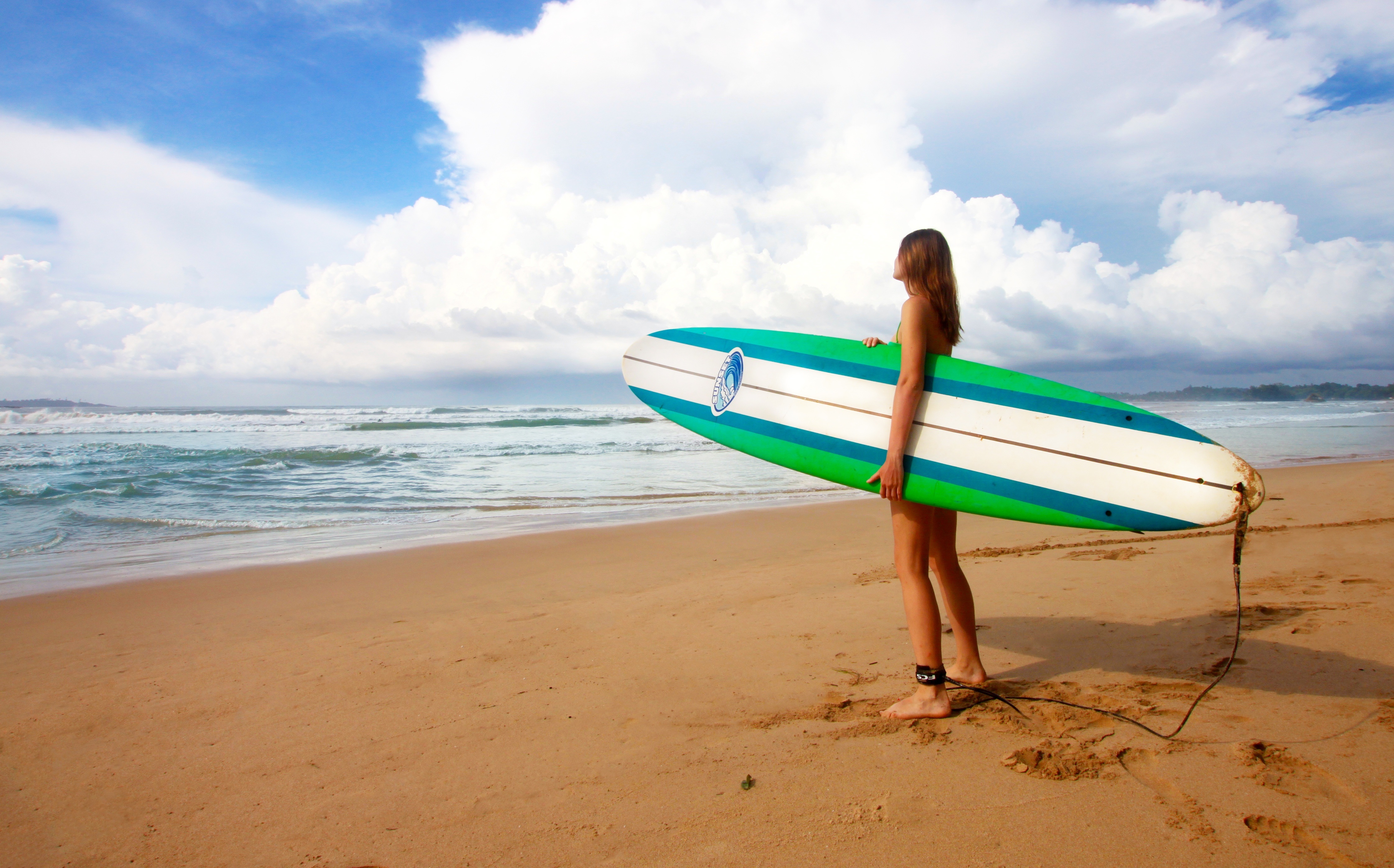 Surf шри ланка. Велигама Шри Ланка. Бугазская коса серфинг. Велигама Шри Ланка серфинг. Девушка с доской для серфинга.
