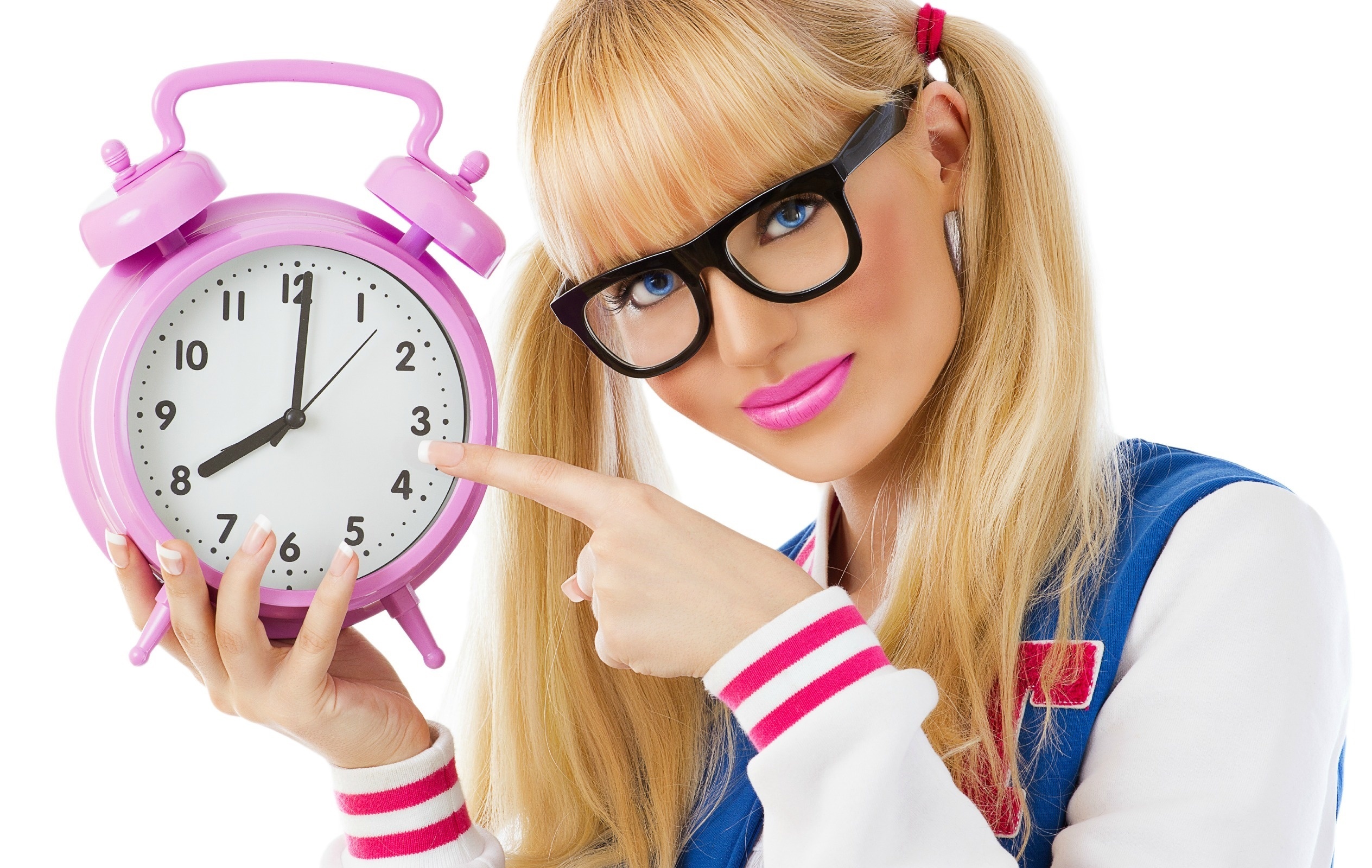 Что делать час назад. Девушка с розовыми часами. Девушка с будильником. Студенты с часами. Счастливые часы девушка.