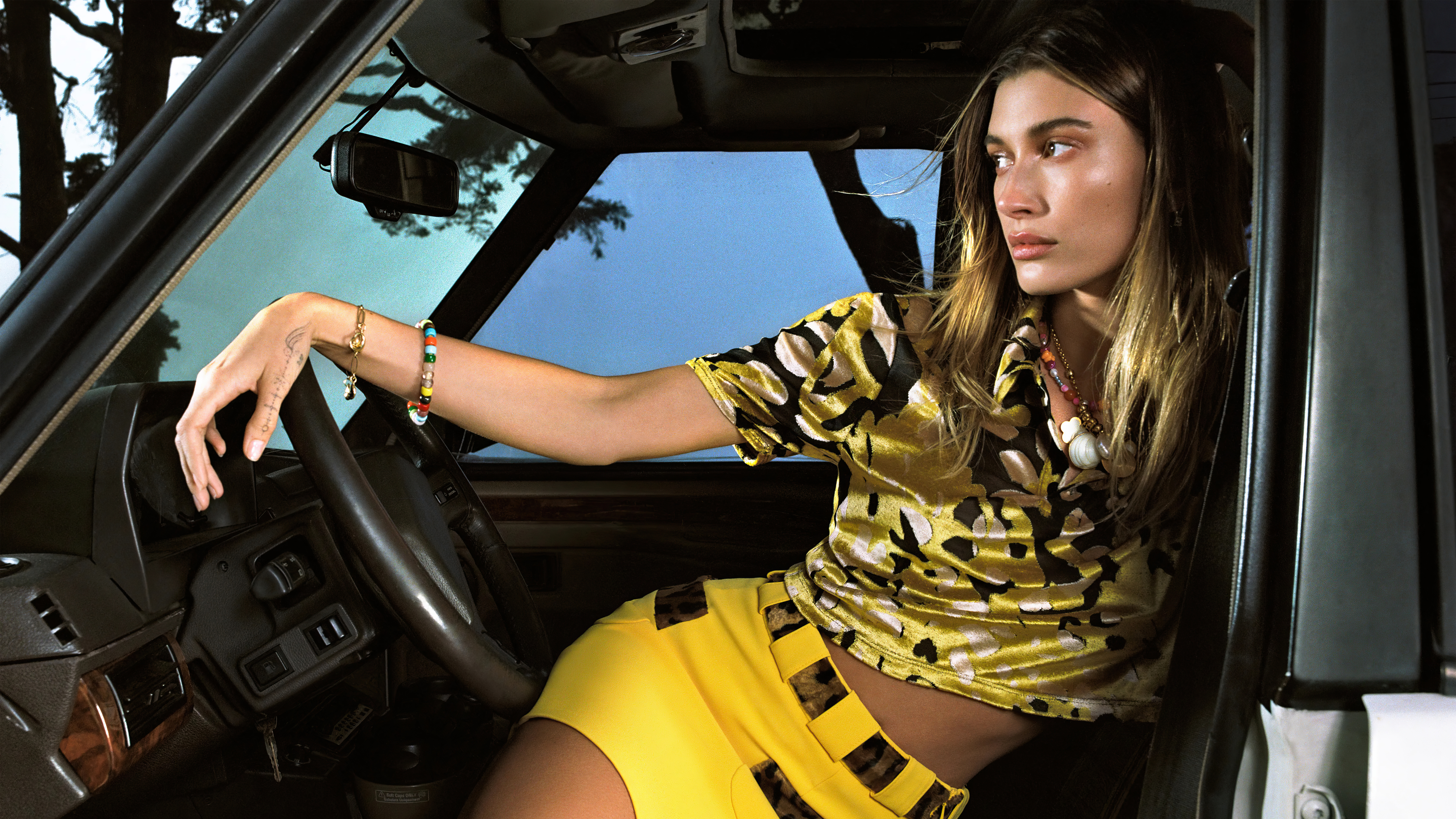 Zastaki.com - Американская модель Хейли Болдуин в машине