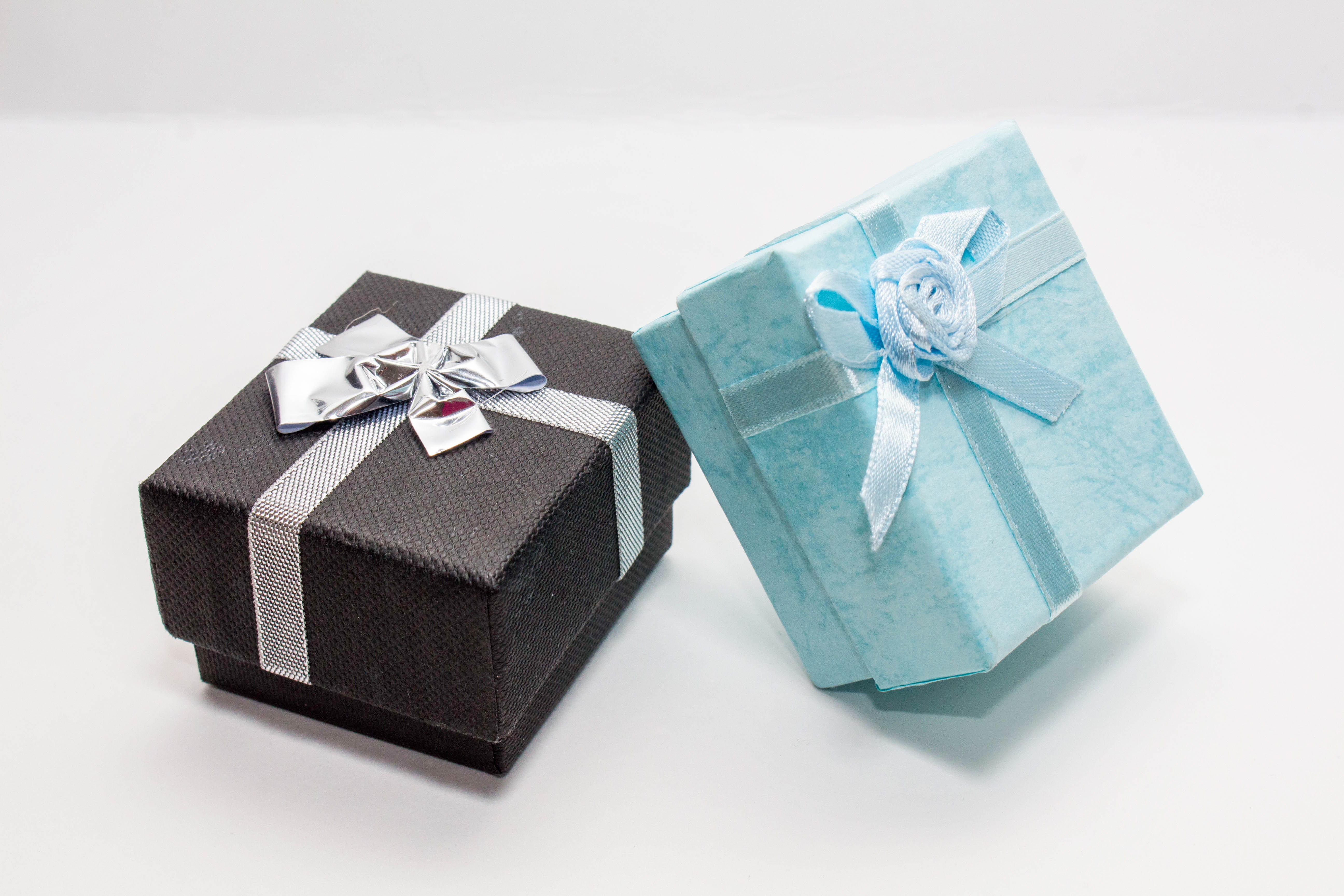 Zastaki.com - Две коробки с подарками на сером фоне 