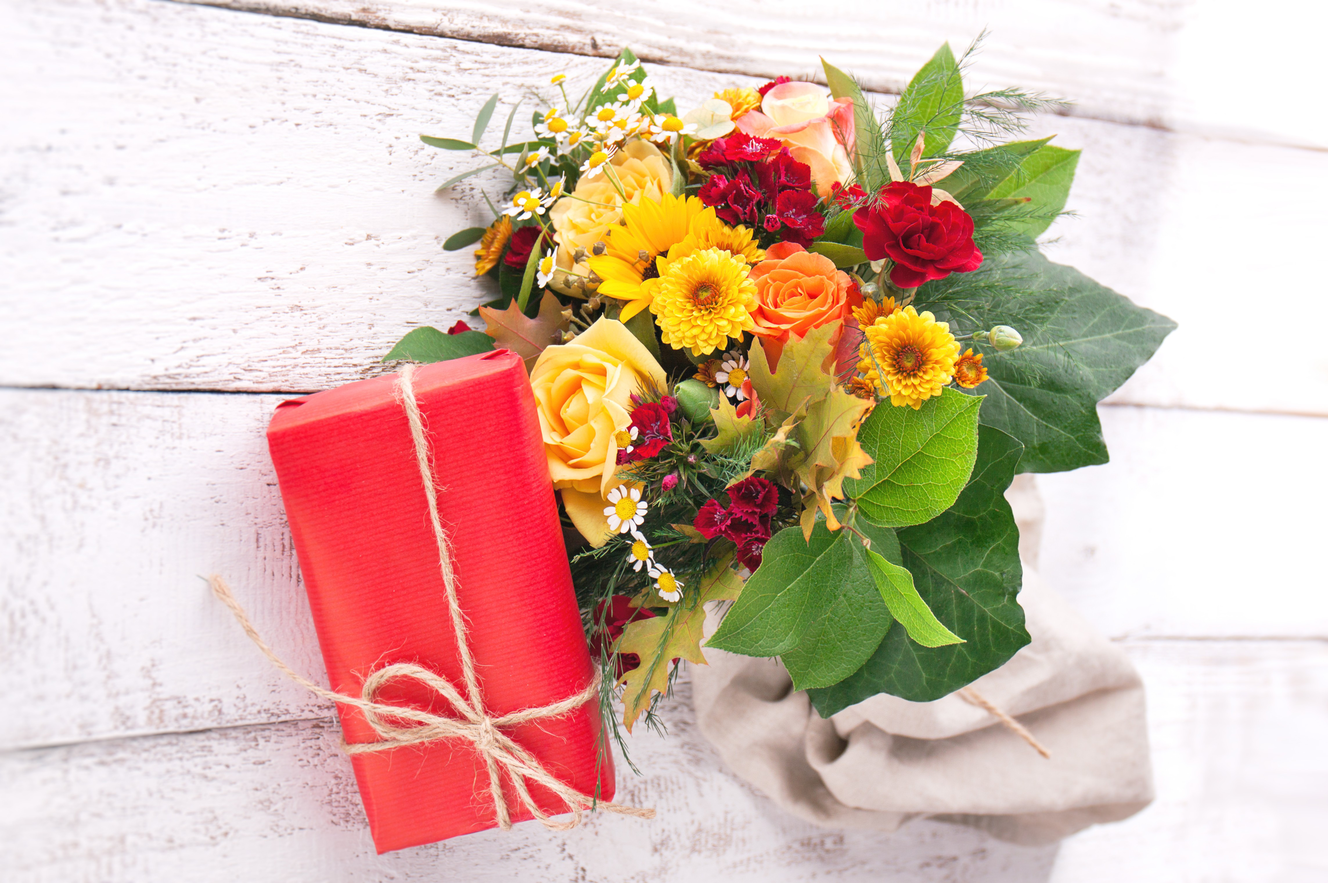 Подарочный букет на день рождения. Цветы в подарок. Букет цветов подарок. Шикарные подарки и цветы. Красивый букет в подарок.