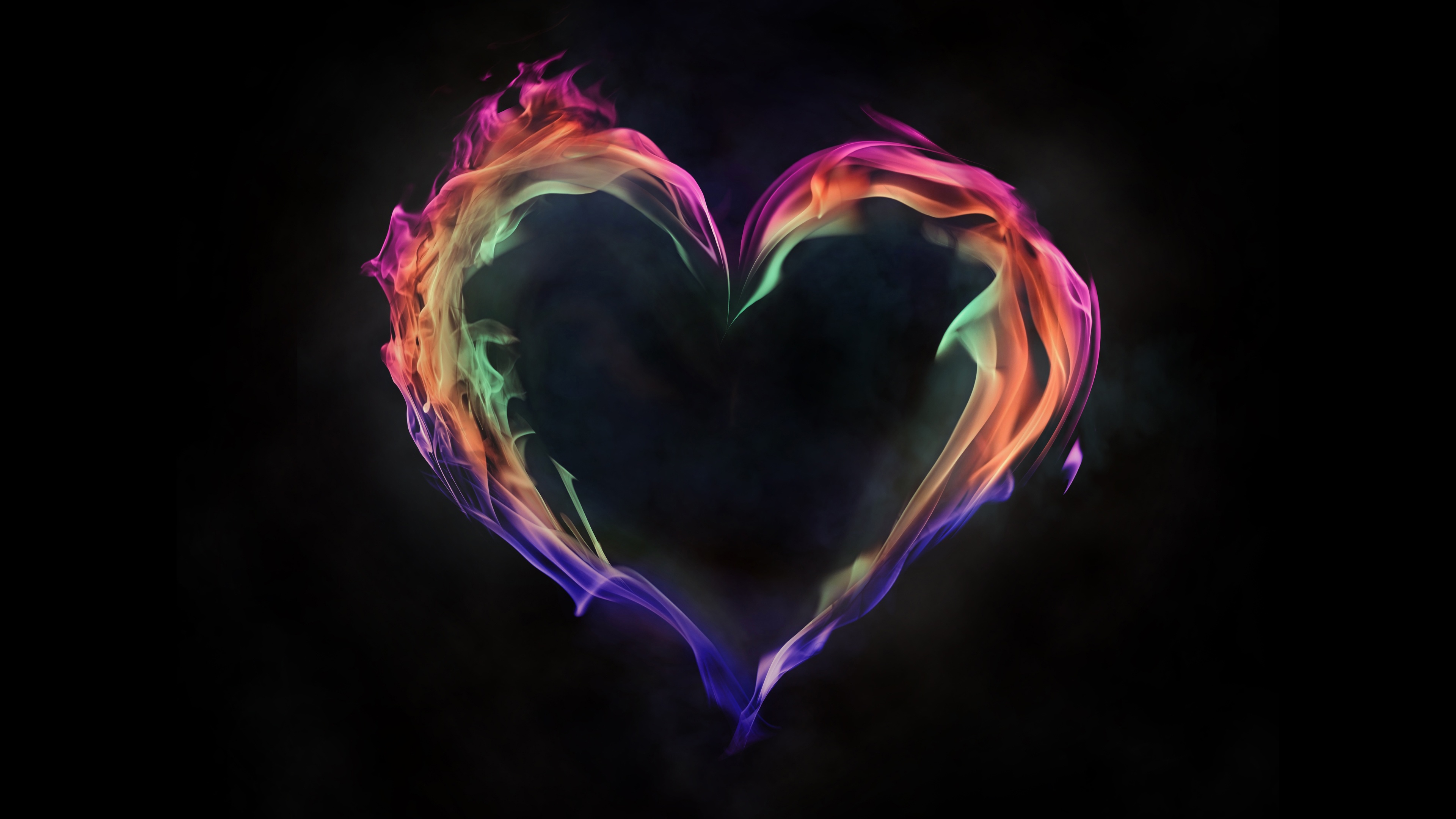 Zastaki.com - Красивое разноцветное огненное сердце на черном фоне