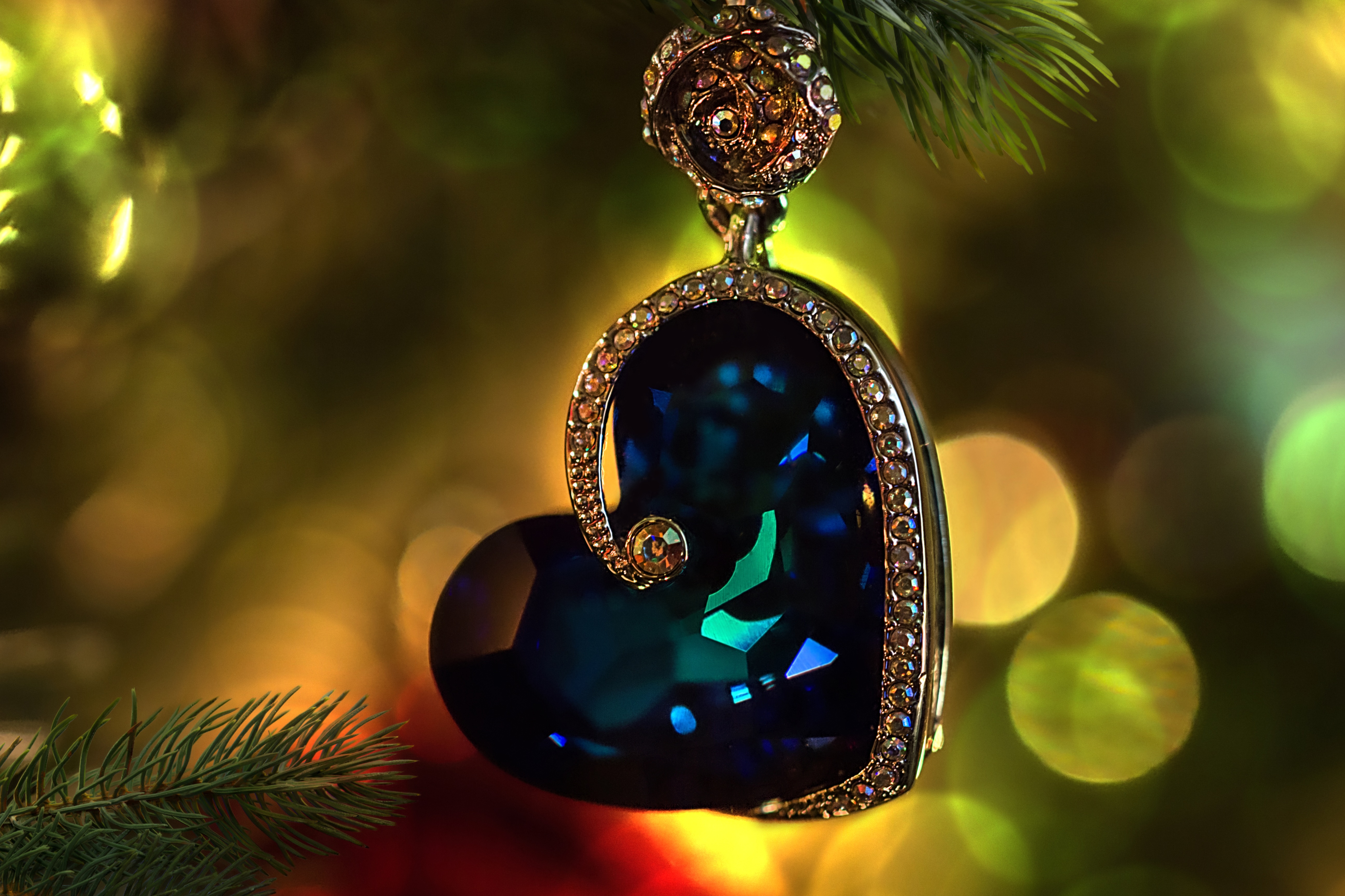 Zastaki.com - Синий камень в золотом украшении в форме сердца 