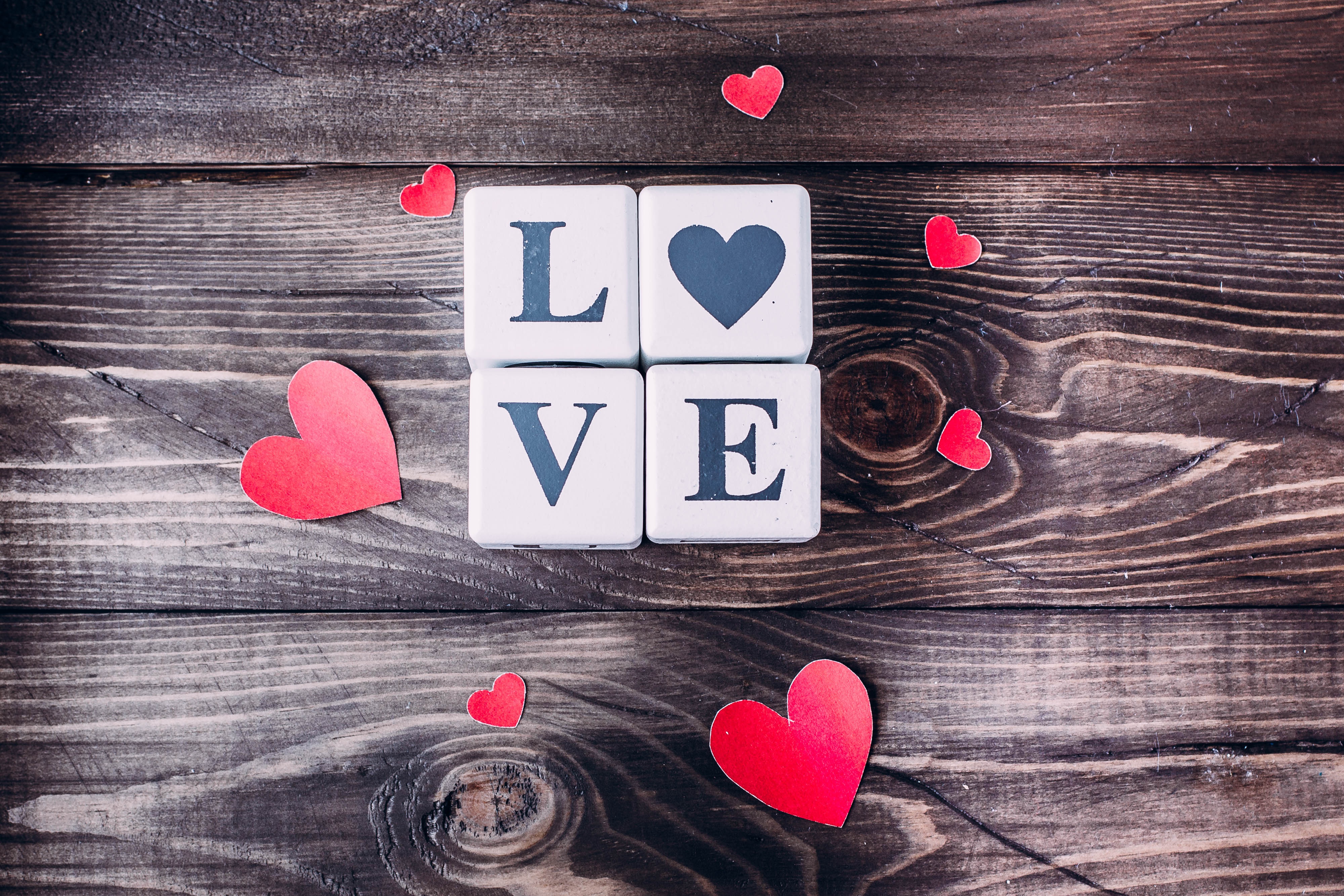 Zastaki.com - Кубики  с надписью любовь с сердечками на деревянном столе
