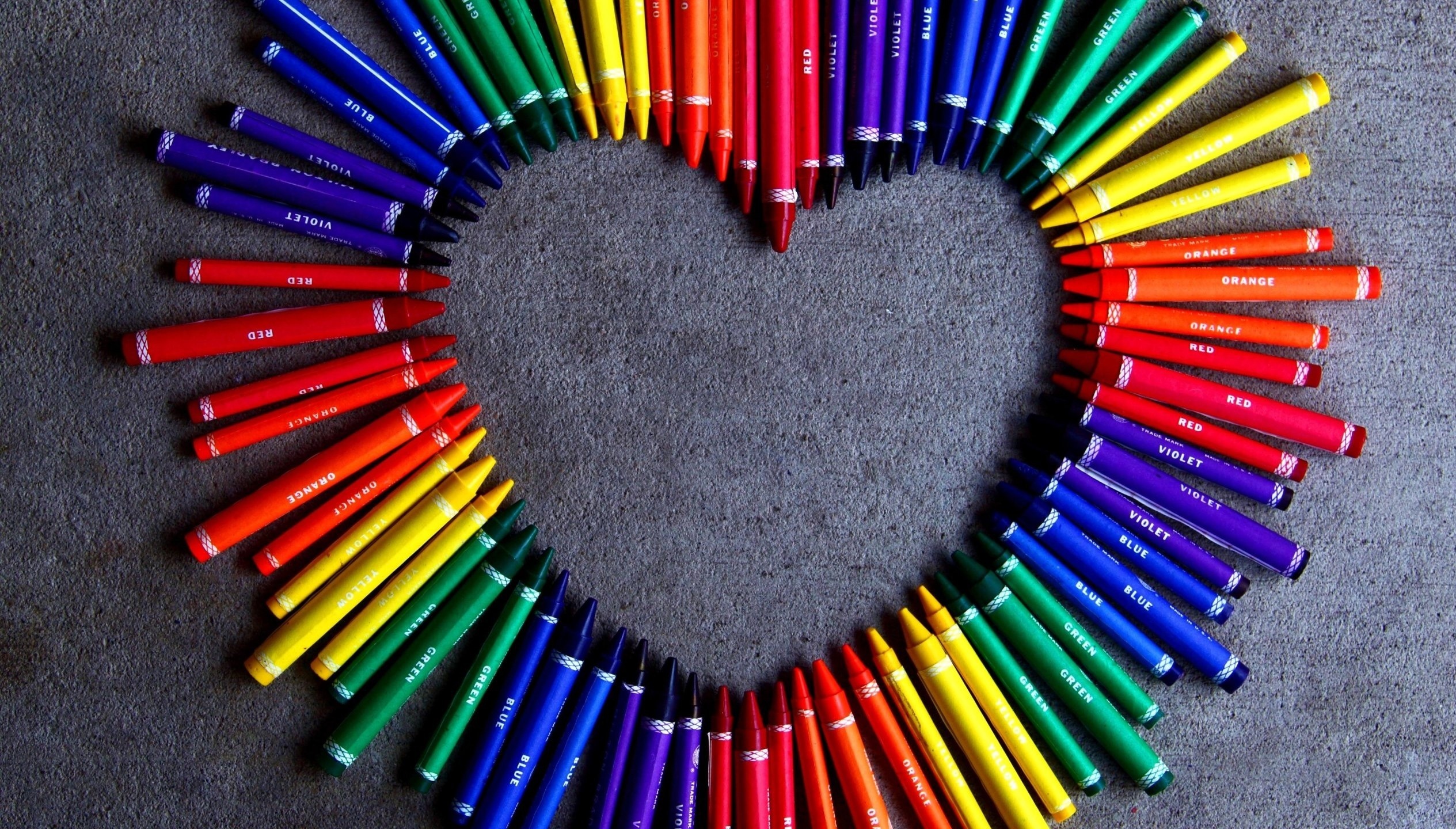 Zastaki.com - Сердце  из разноцветных карандаш на сером фоне 