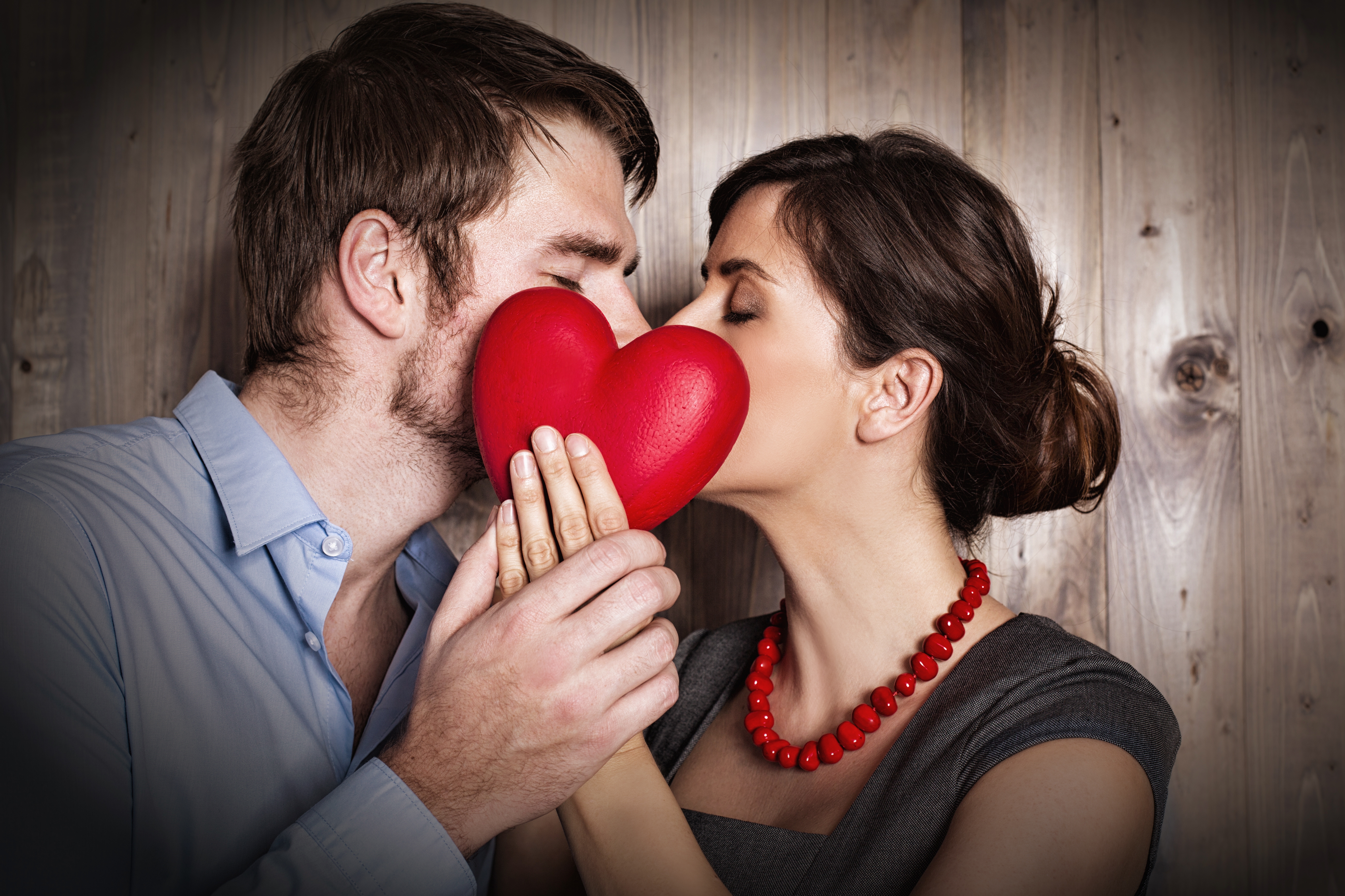 Zastaki.com - Поцелуй влюбленной пары за красным сердцем
