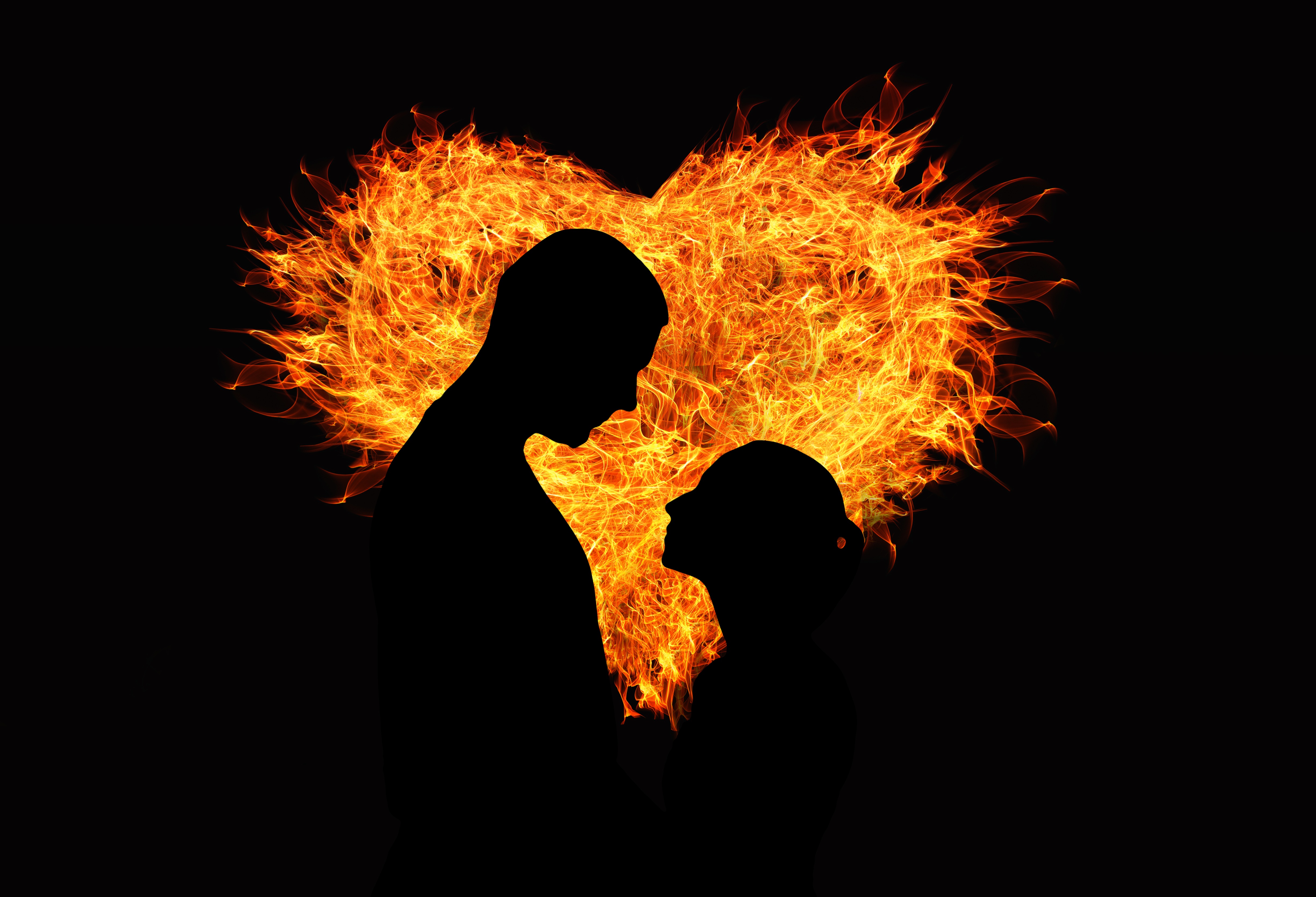 Zastaki.com - Влюбленная пара на фоне огненного сердца на черном фоне