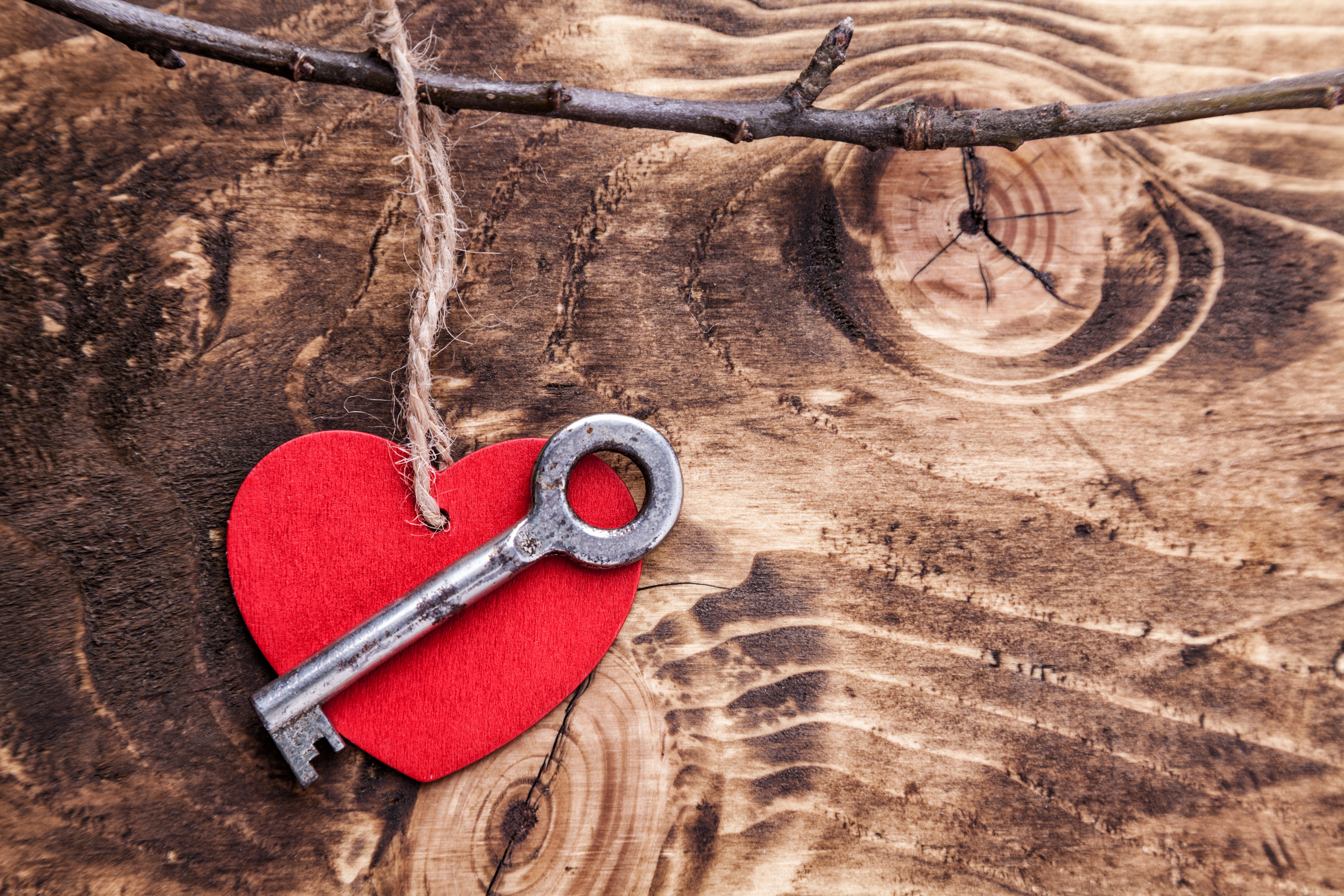 Zastaki.com - Красное сердечко и ключ на деревянном столе