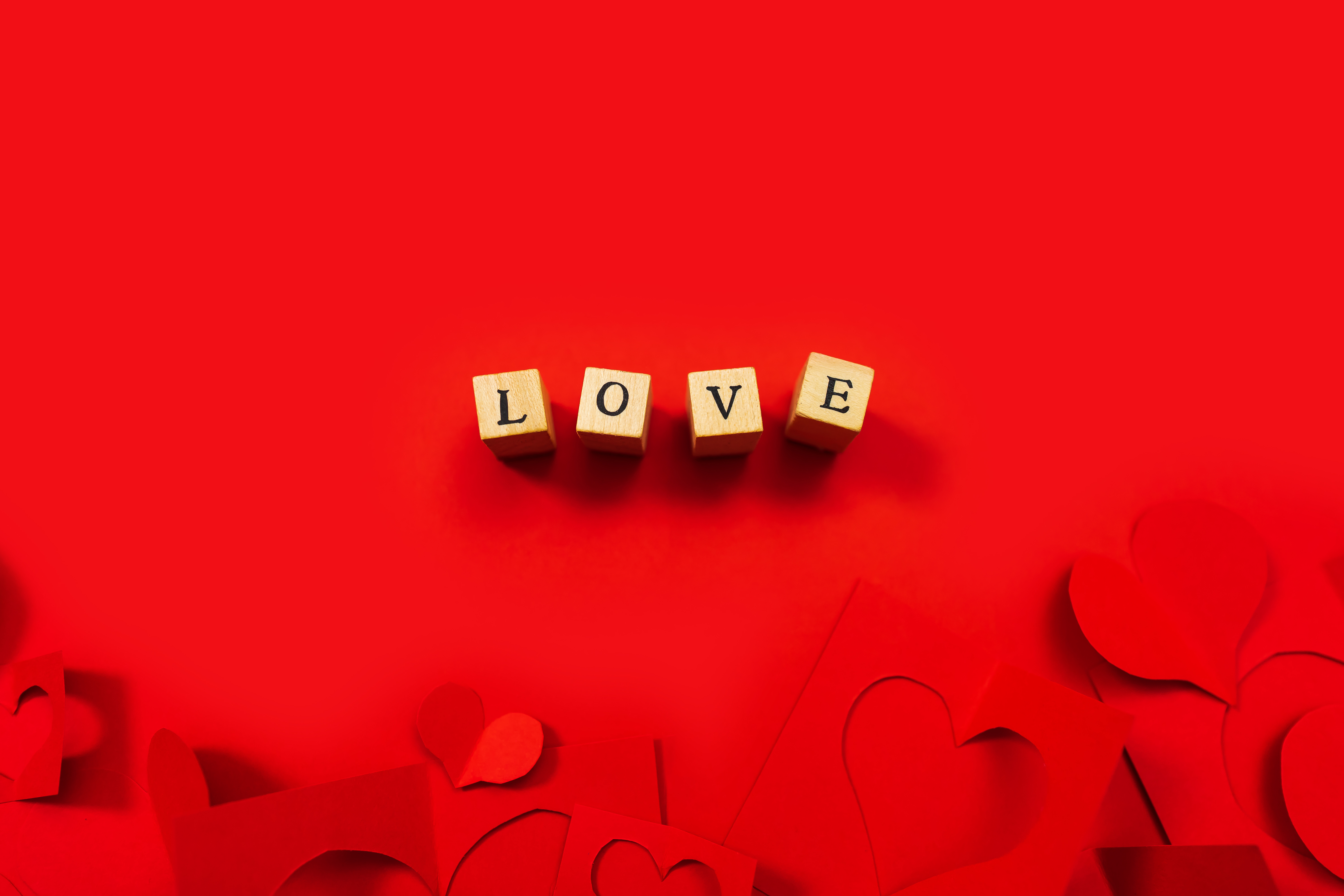 Zastaki.com - Деревянные кубики с надписью любовь на красном фоне 