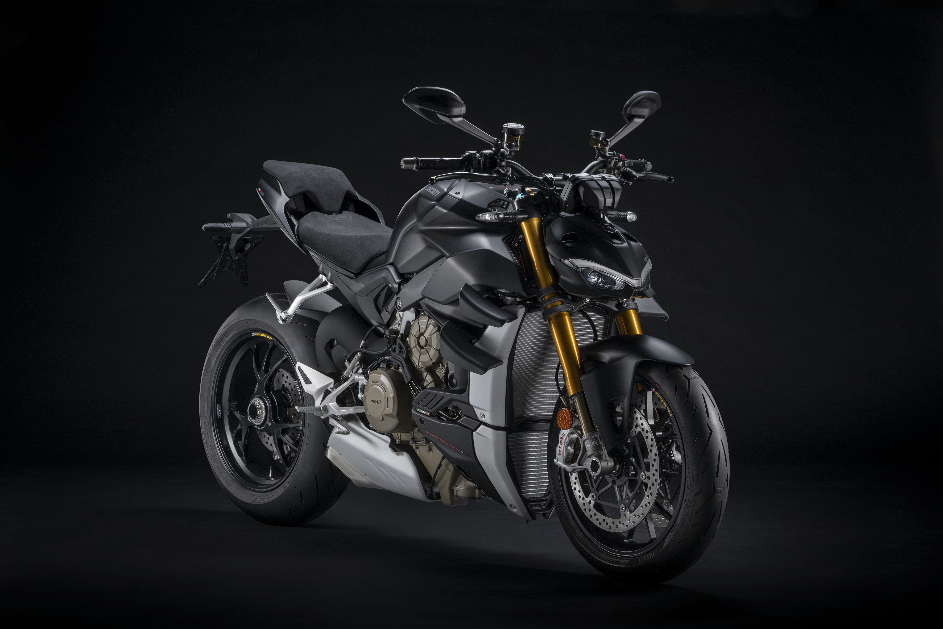 Zastaki.com - Черный мотоцикл Ducati V4 Streetfighter, 2021 года на сером фоне