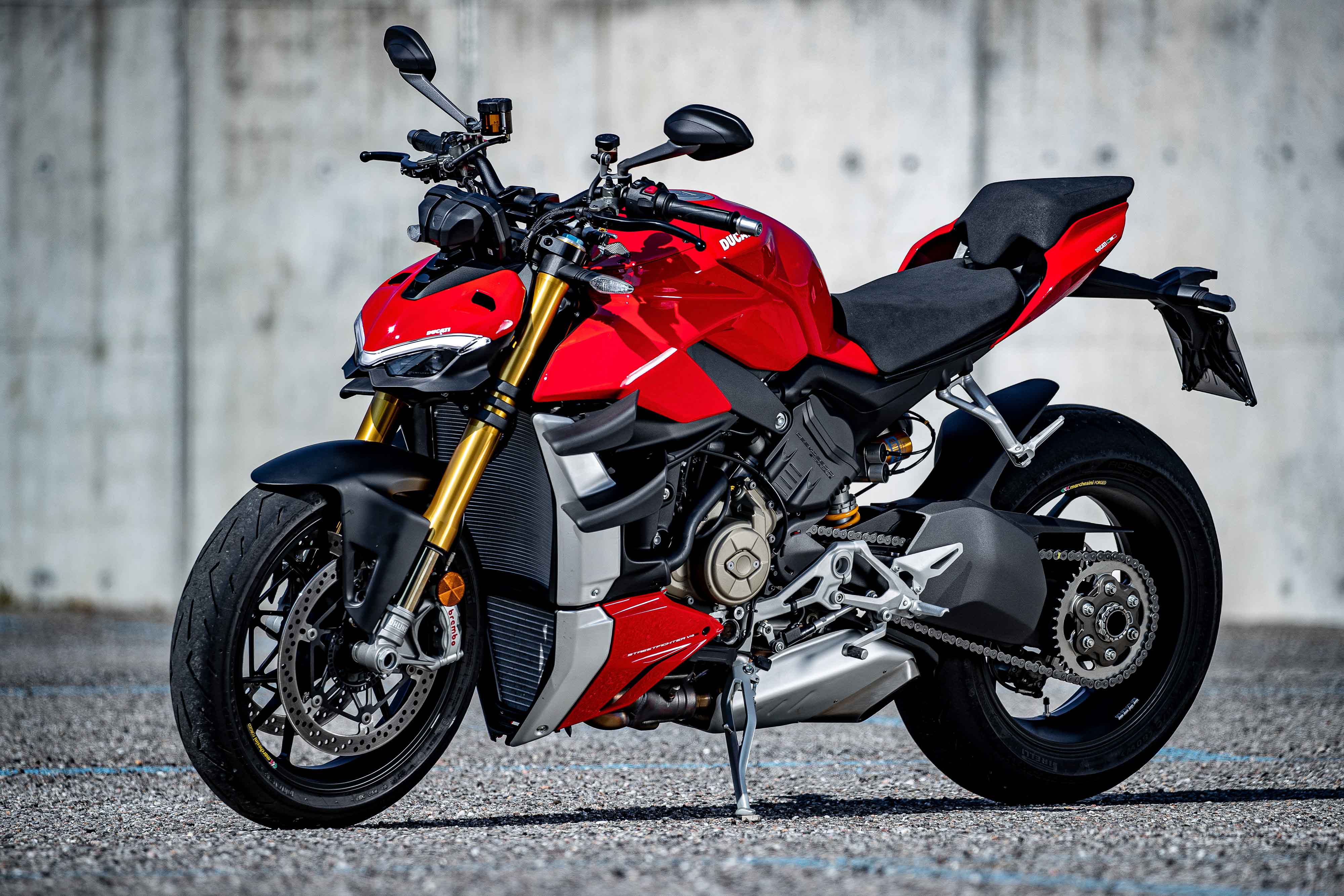 Zastaki.com - Красный быстрый новый мотоцикл Ducati V4 Streetfighter, 2021 года