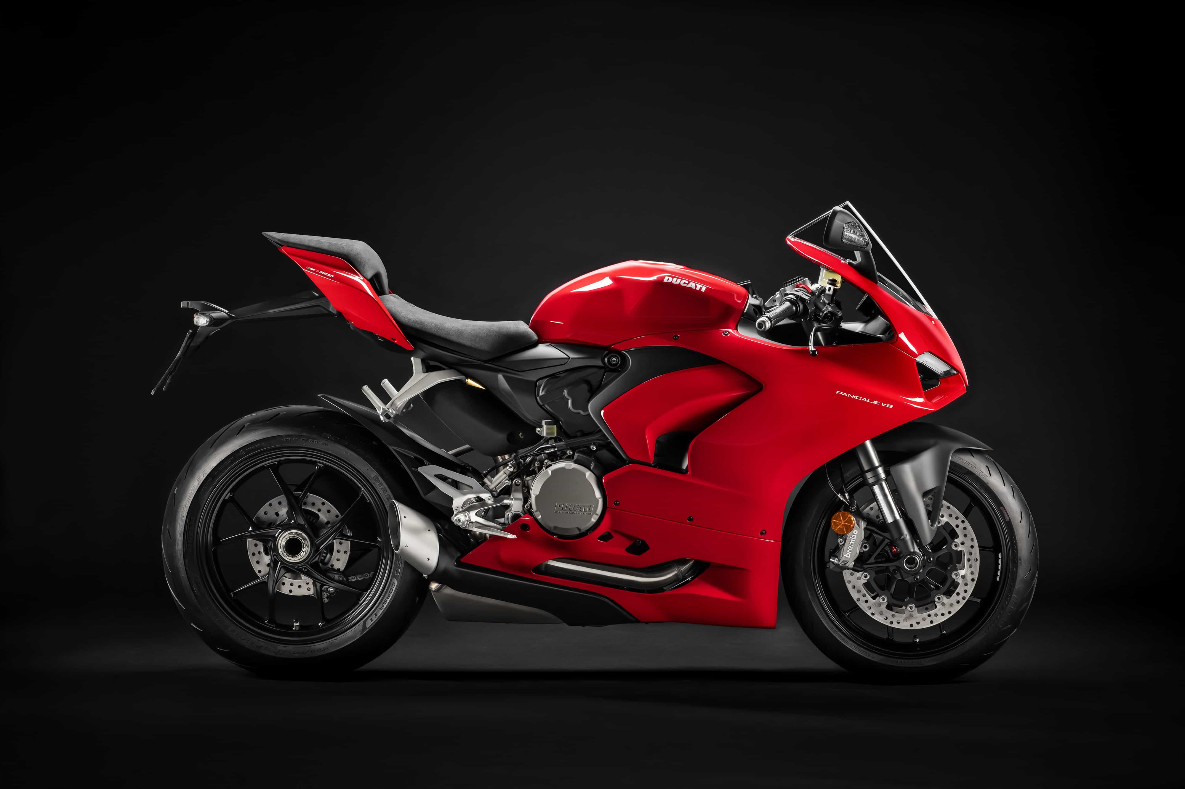 Zastaki.com - Красный мотоцикл Ducati Panigale v2, 2020 года на черном фоне