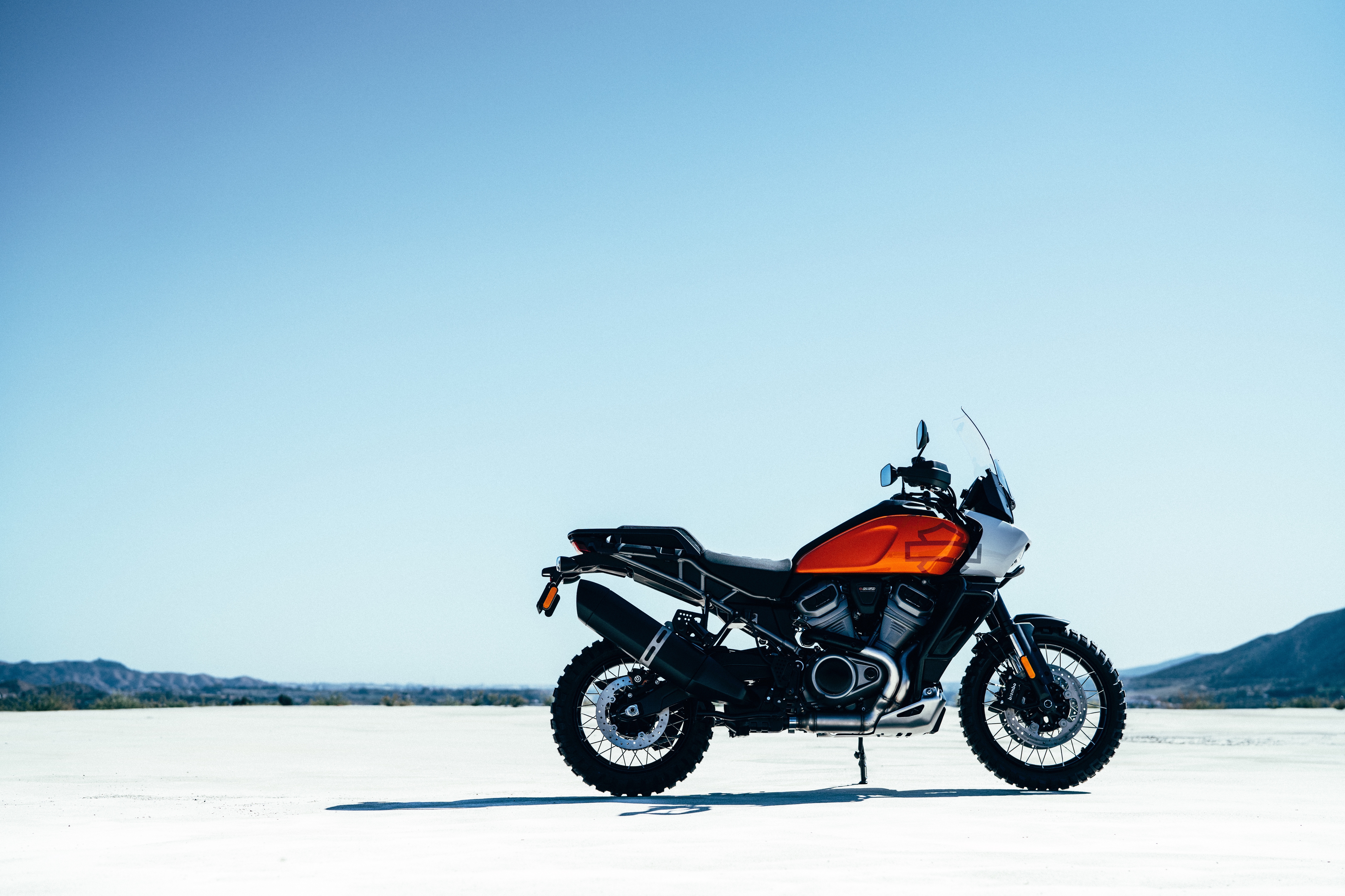 Zastaki.com - Новый стильный мотоцикл Harley-Davidson Pan America, 2021 года на фоне неба