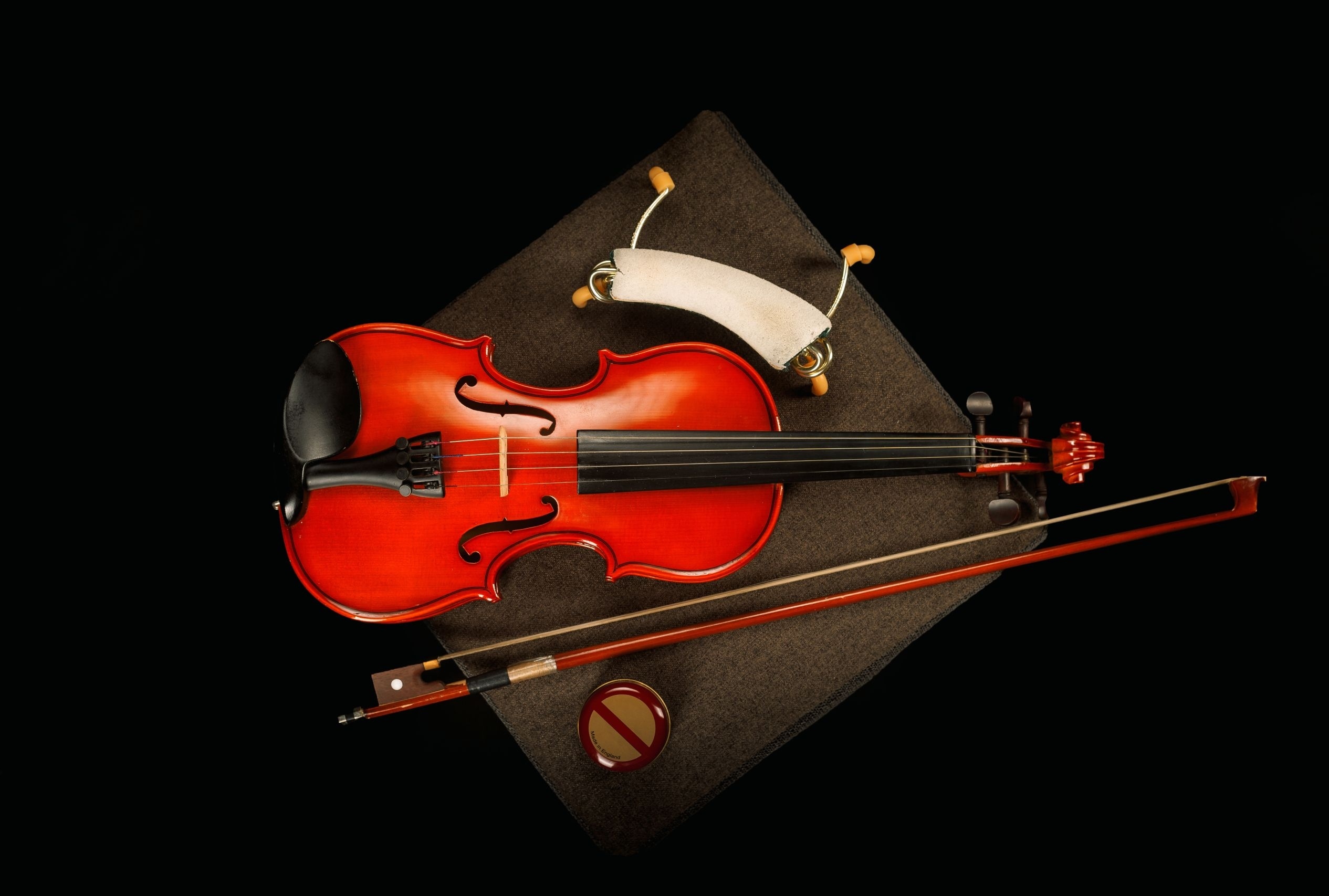 Zastaki.com - Красная скрипка со смычком на черном фоне