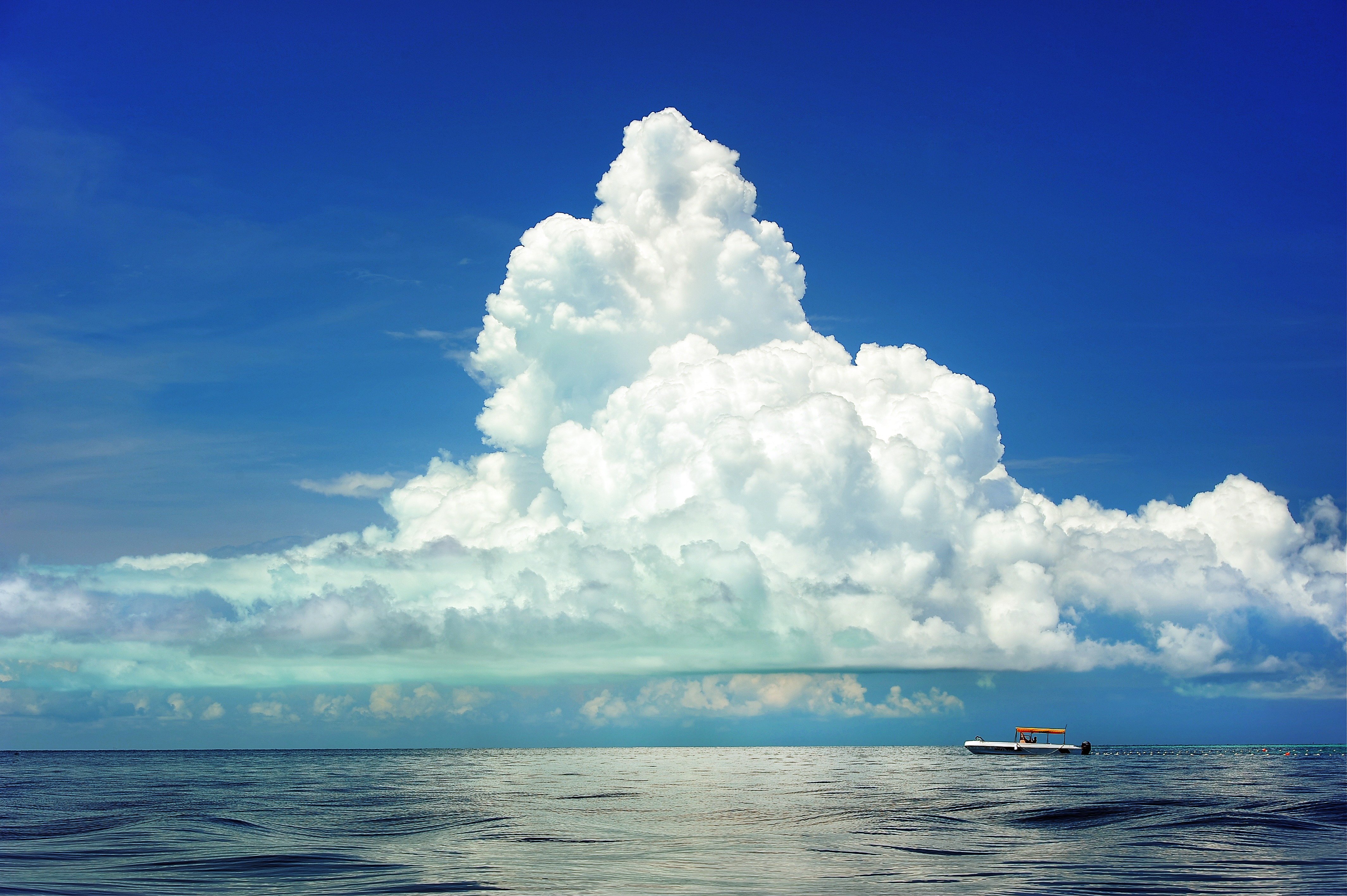 Zastaki.com - Большое белое облако в голубом небе над морем 