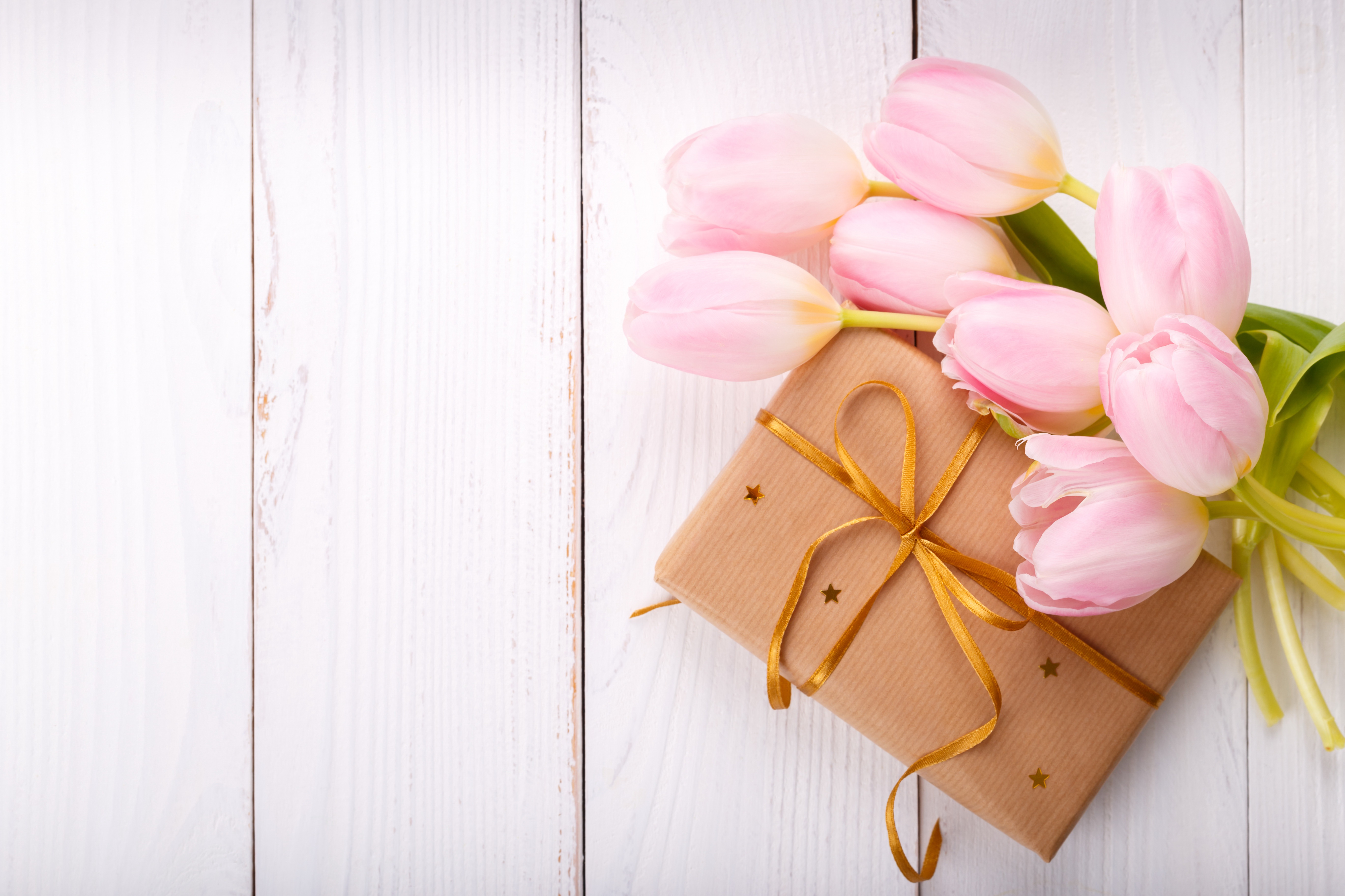 Стильная открытка с цветами. Цветы в подарок. Нежные тюльпаны. Цветы и подарки вид сверху. Розовые тюльпаны.