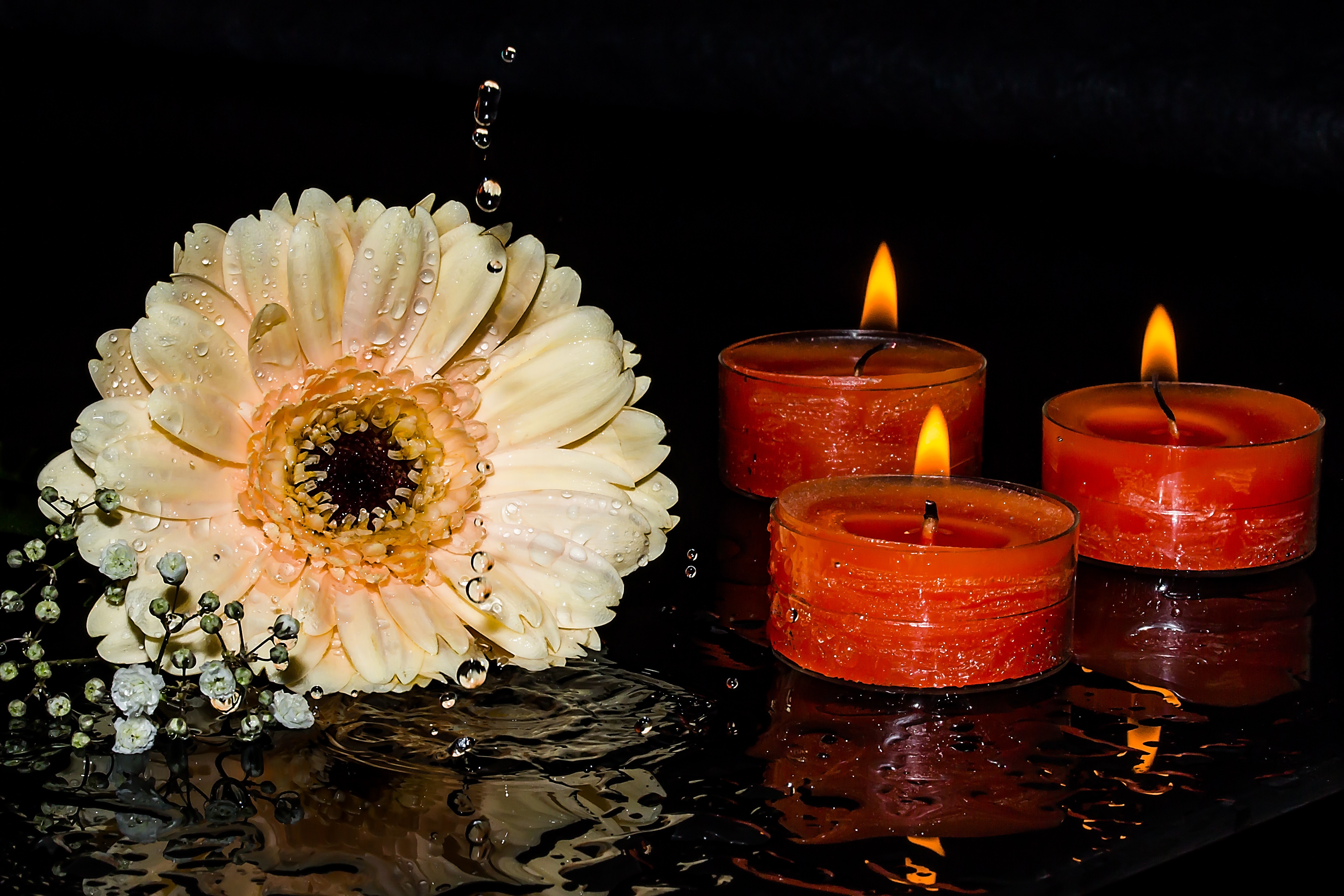 Красивые свечи картинки. Красивые свечи. Поминальная свеча. Свечи цветы красиво. Поминальная свеча и цветы.