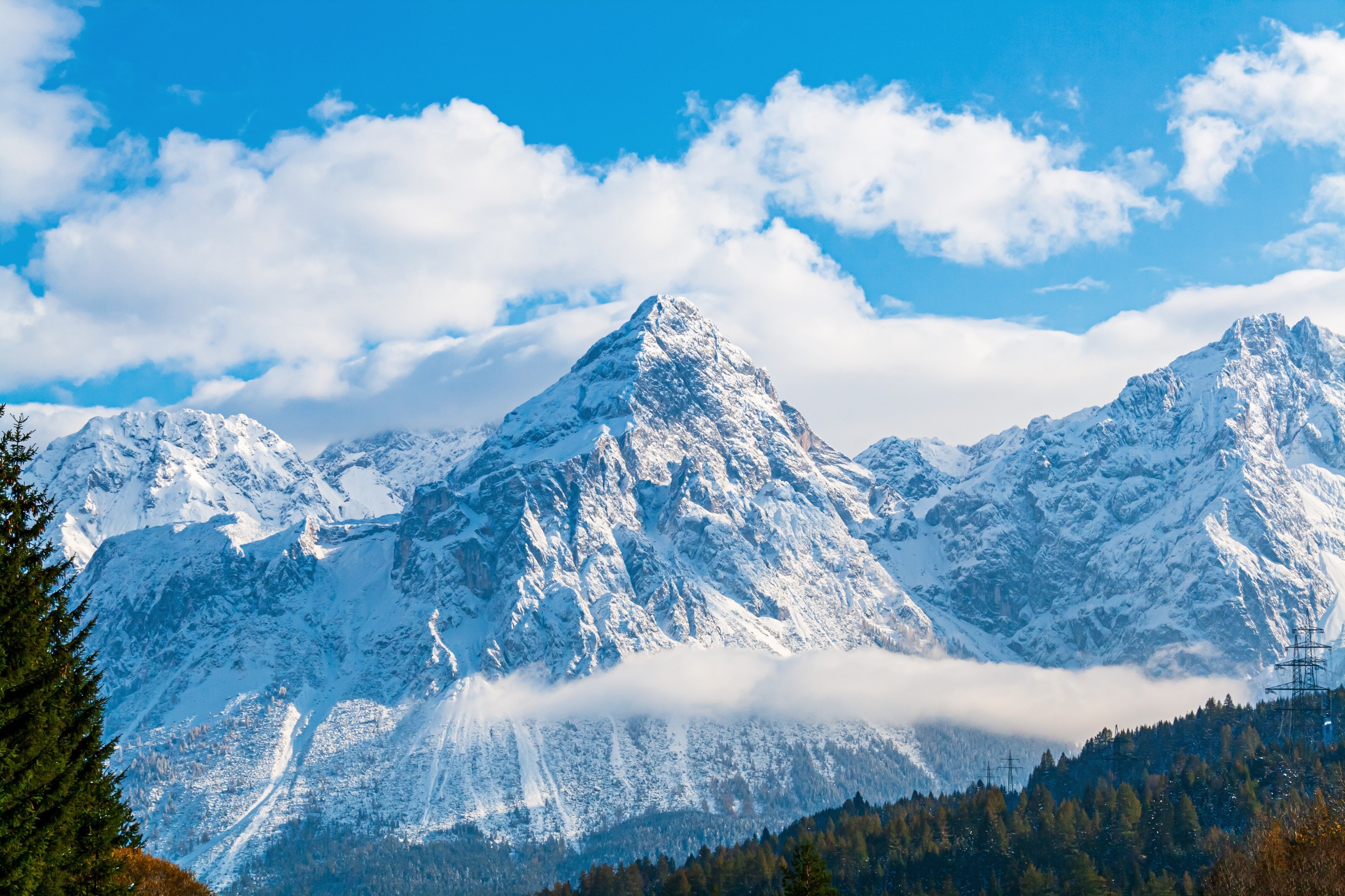 Zastaki.com - Вершины заснеженных гор под голубым небом 