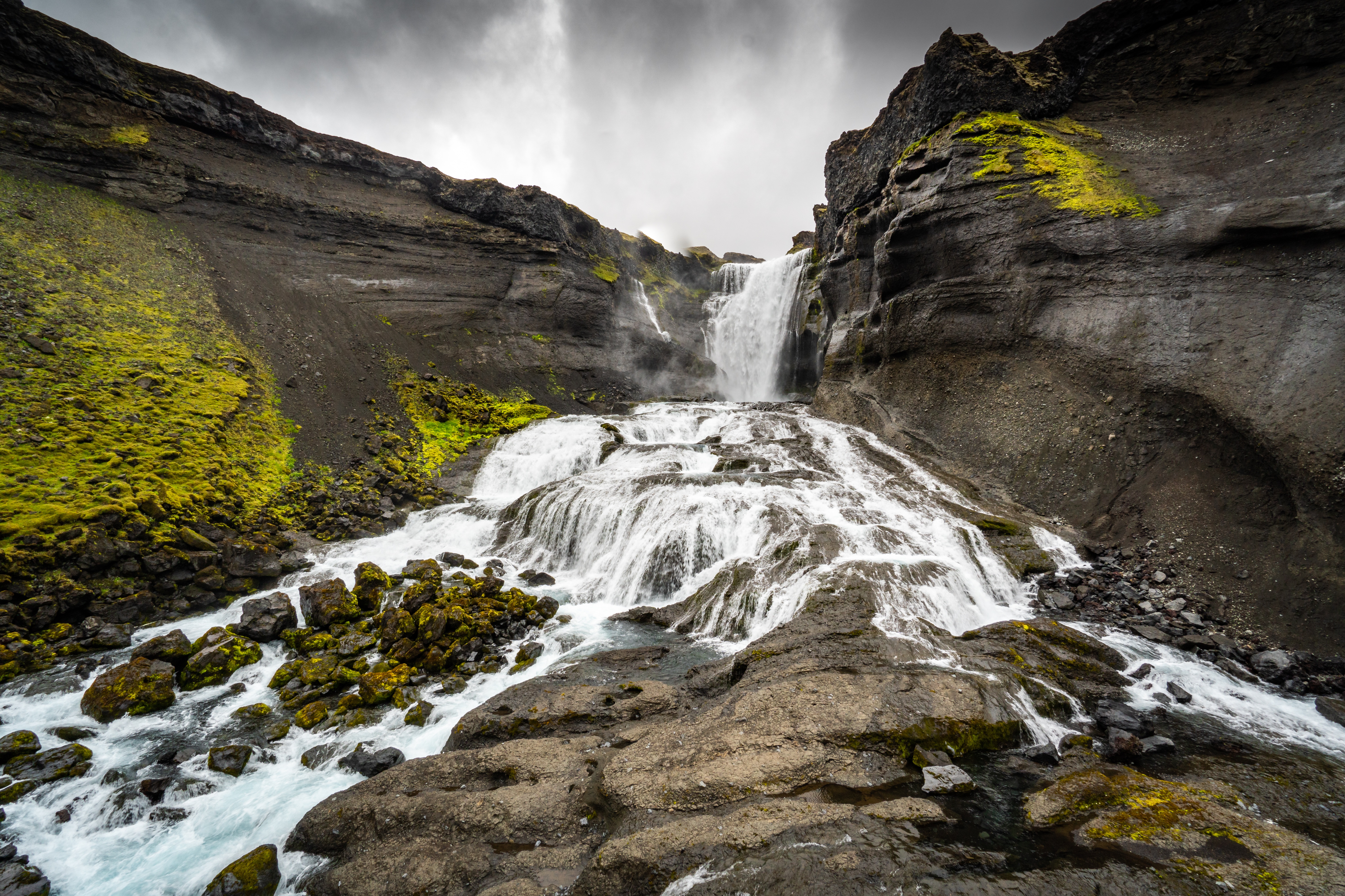 Быстрый водопад. Золотое кольцо (Исландия). Горы Грузии водопады. Исландия кольцо. Стремительный водопад