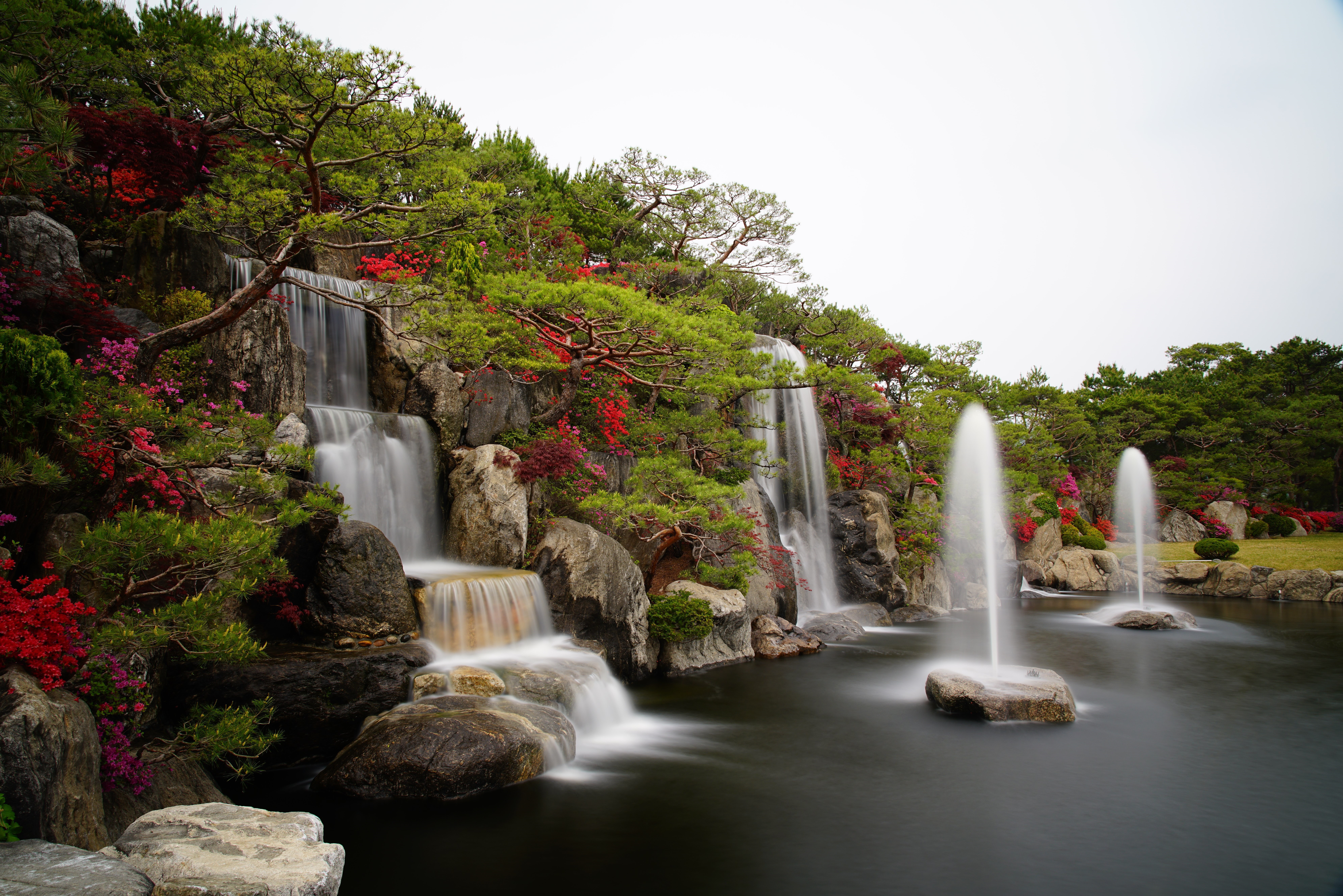 Дворец водопадов. Водопад Кэнгон Япония. Водопады в саду Японии. Япония, водопад, Сакура. Япония сады фонтаны сады.
