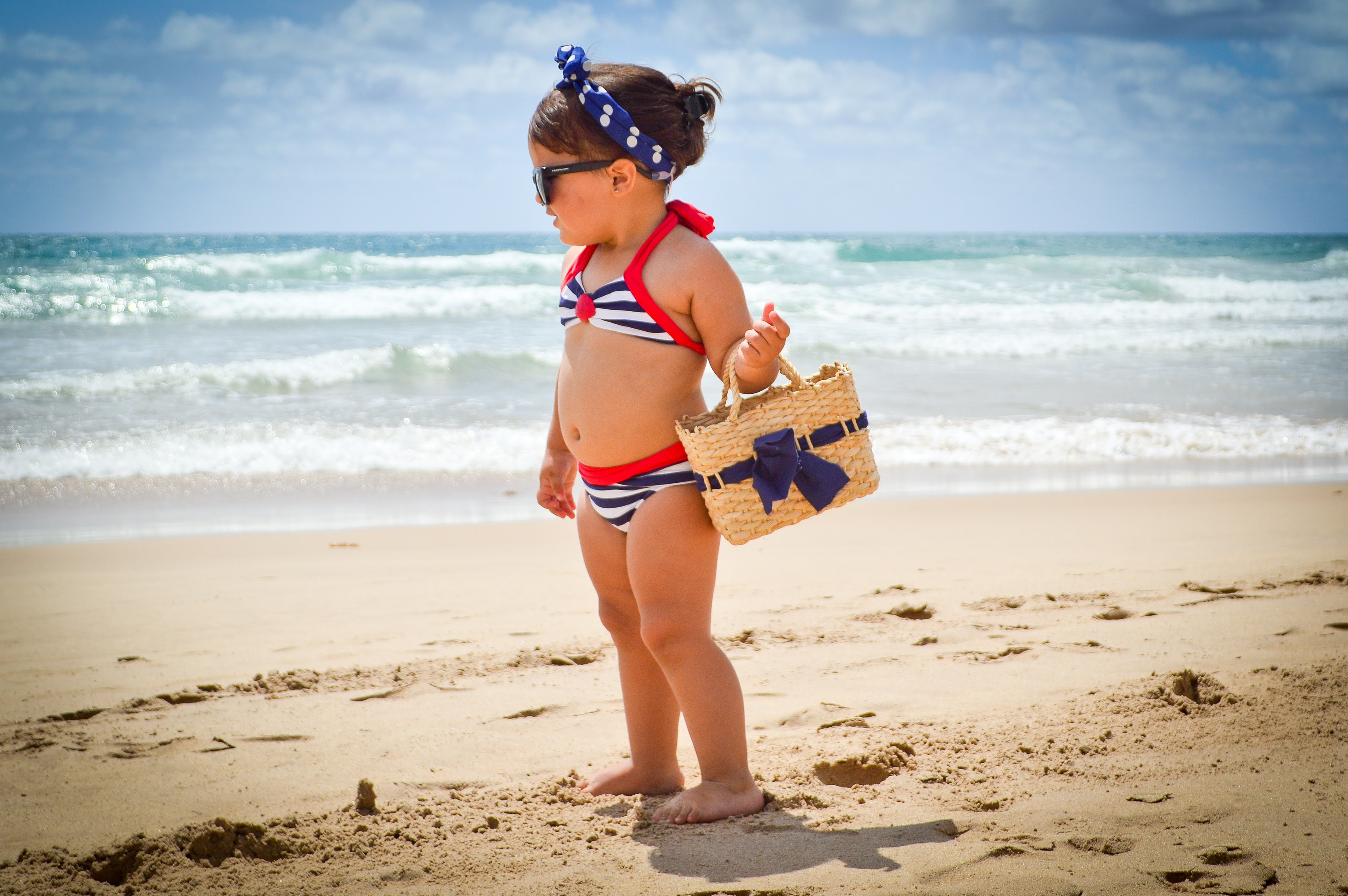 Little girl private tabu. Дети на море. Красивые дети на море. Ребенок в пледе. Детская фотосессия на море.