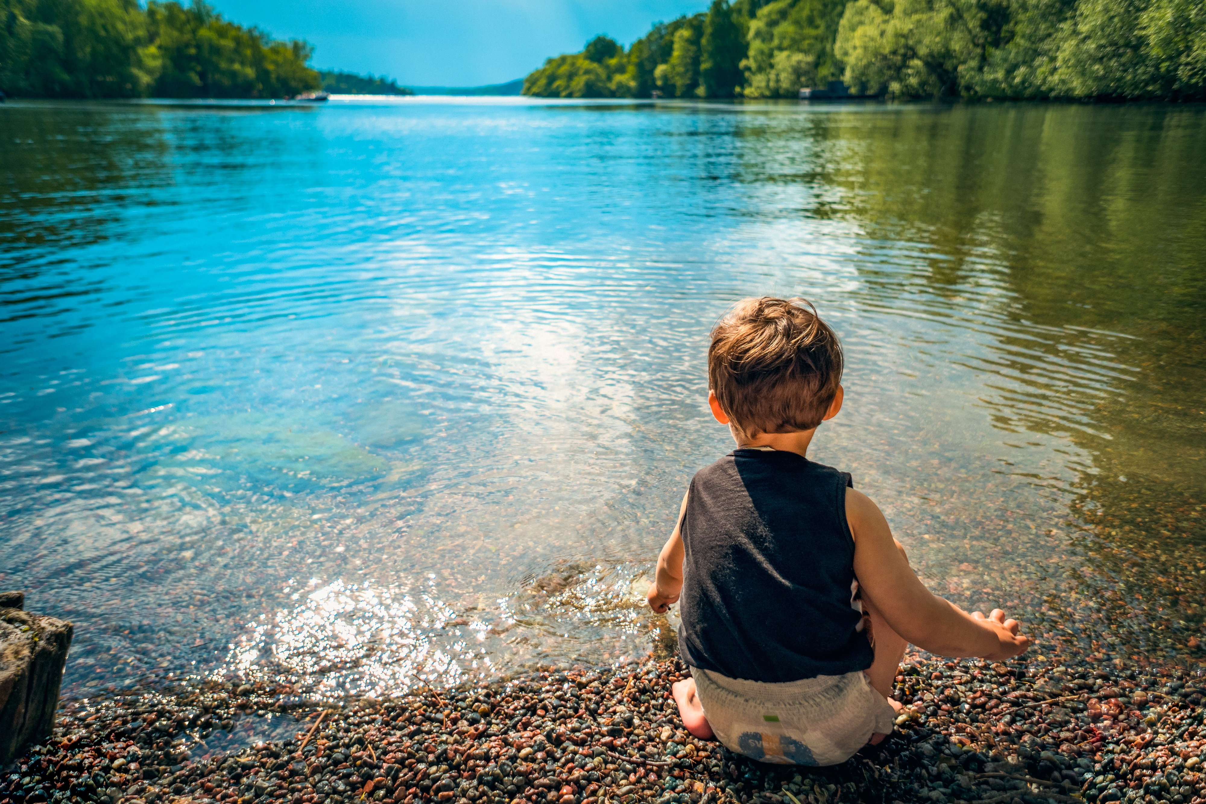 Мальчик на берегу озера. Дети воды. Дети на берегу озера. Река для детей. Дети на озере.