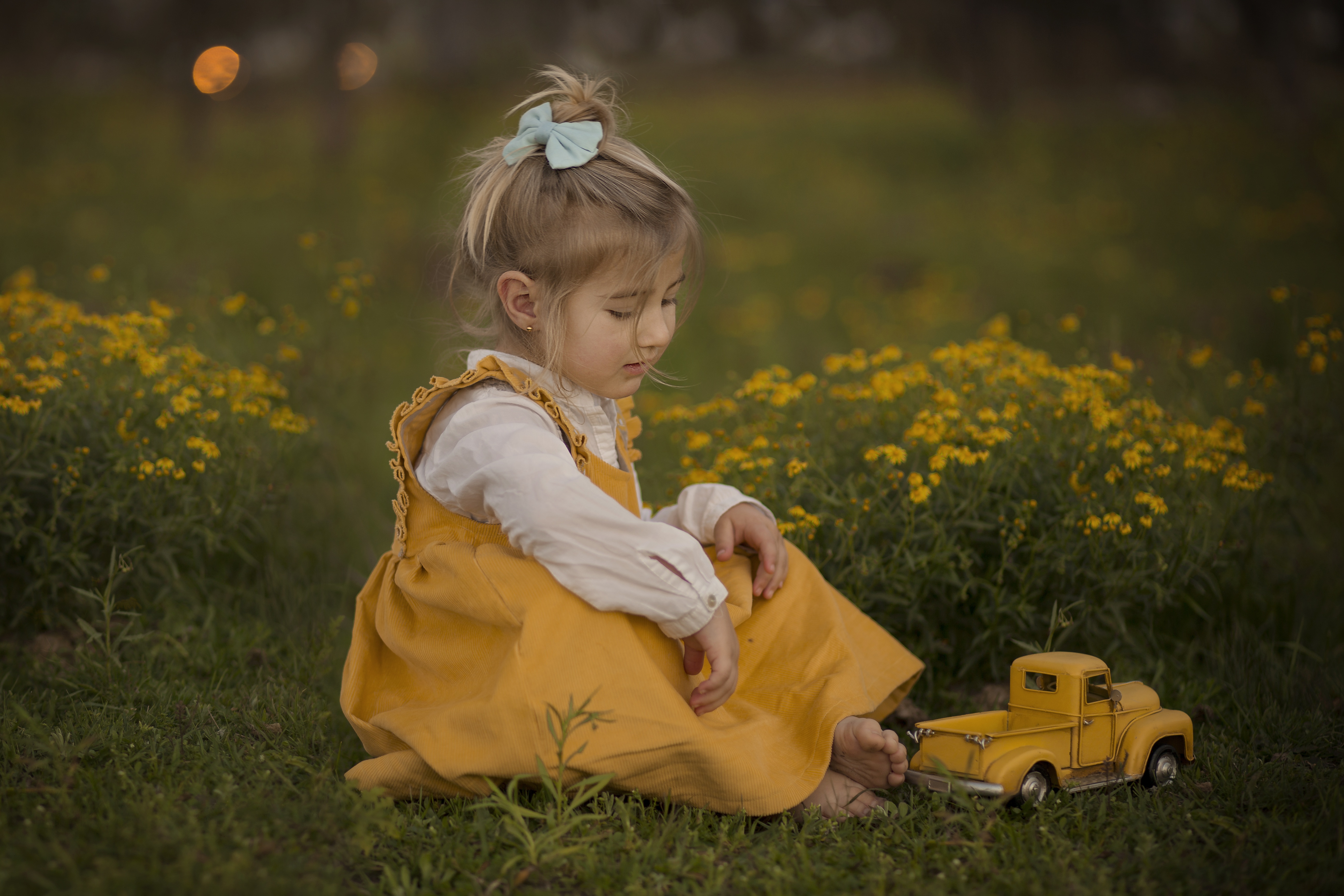 Малыш в желтом робот. Ребёнок в жёлтом. Малыш желтый. Девочка в желтом. Маленькая девочка в желтом платье.