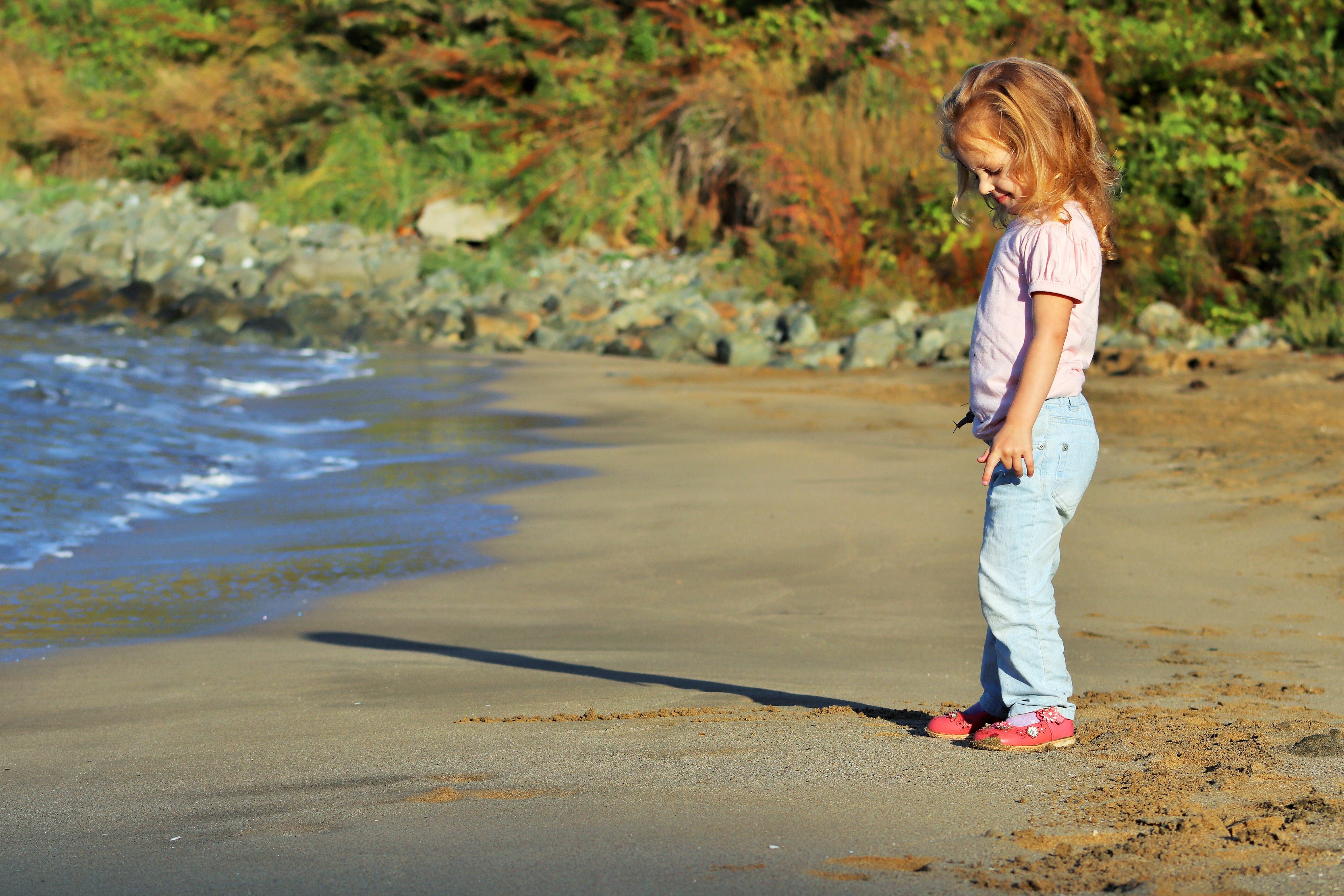 Маленькая песчинка. Дети на море. Берег реки. Дети гуляют по берегу моря. Девочка гуляет.