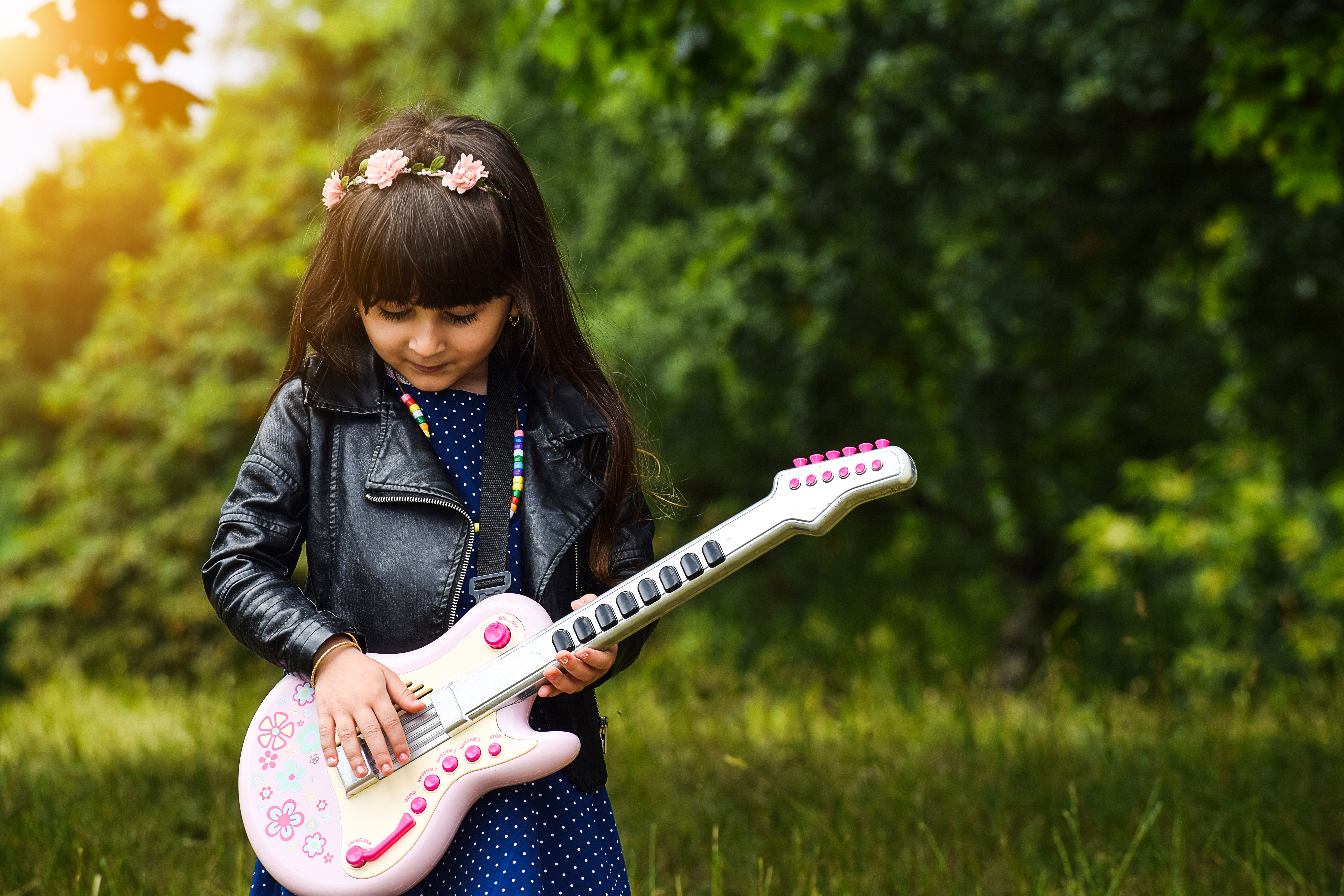 Песня детское творчество. Гитара для детей. Детская фотосессия с гитарой. Игрушечные гитары для детей. Маленькая девочка с гитарой.