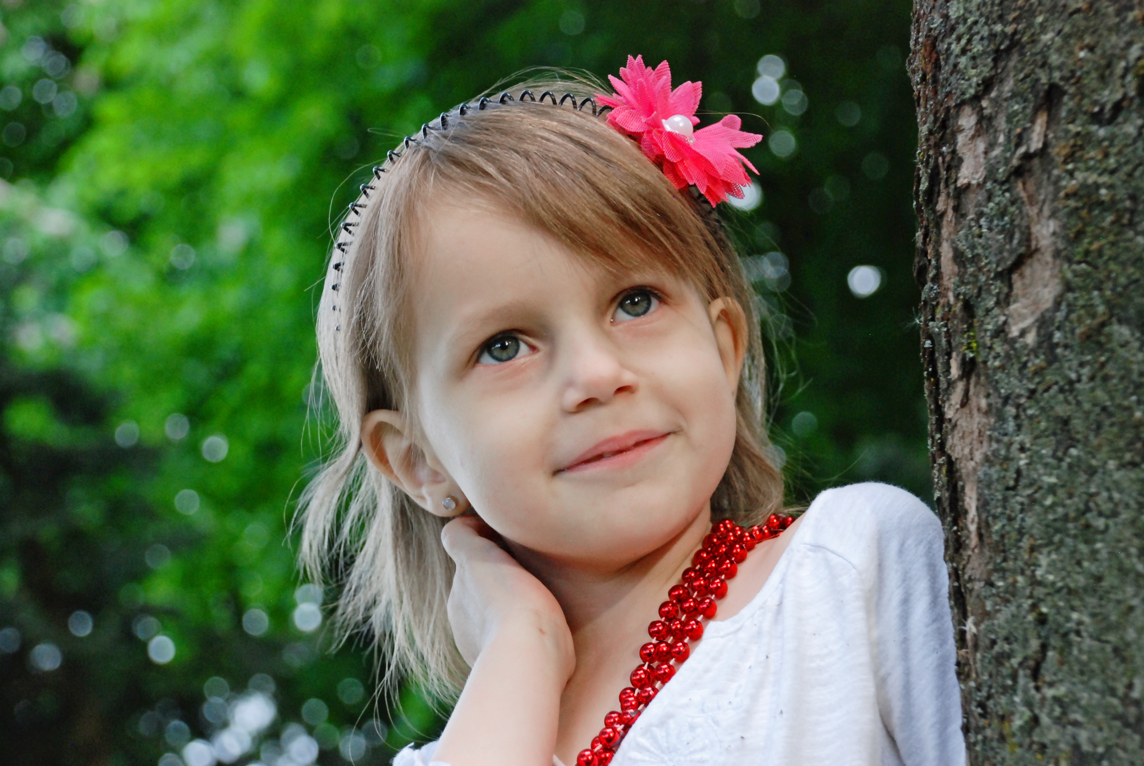 Zastaki.com - Маленькая улыбающаяся девочка у дерева 