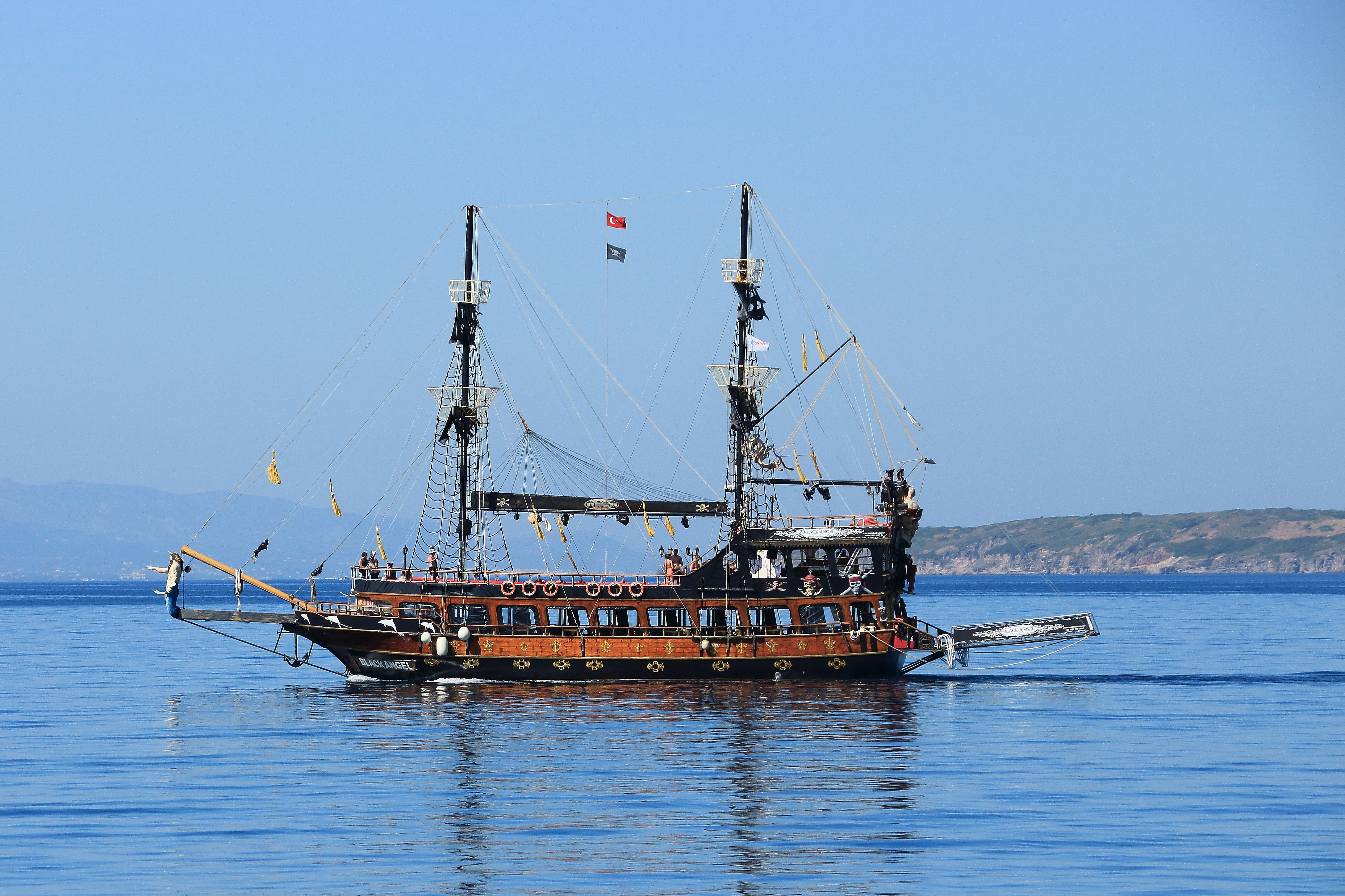 Zastaki.com - Большой красивый пиратский корабль в море 
