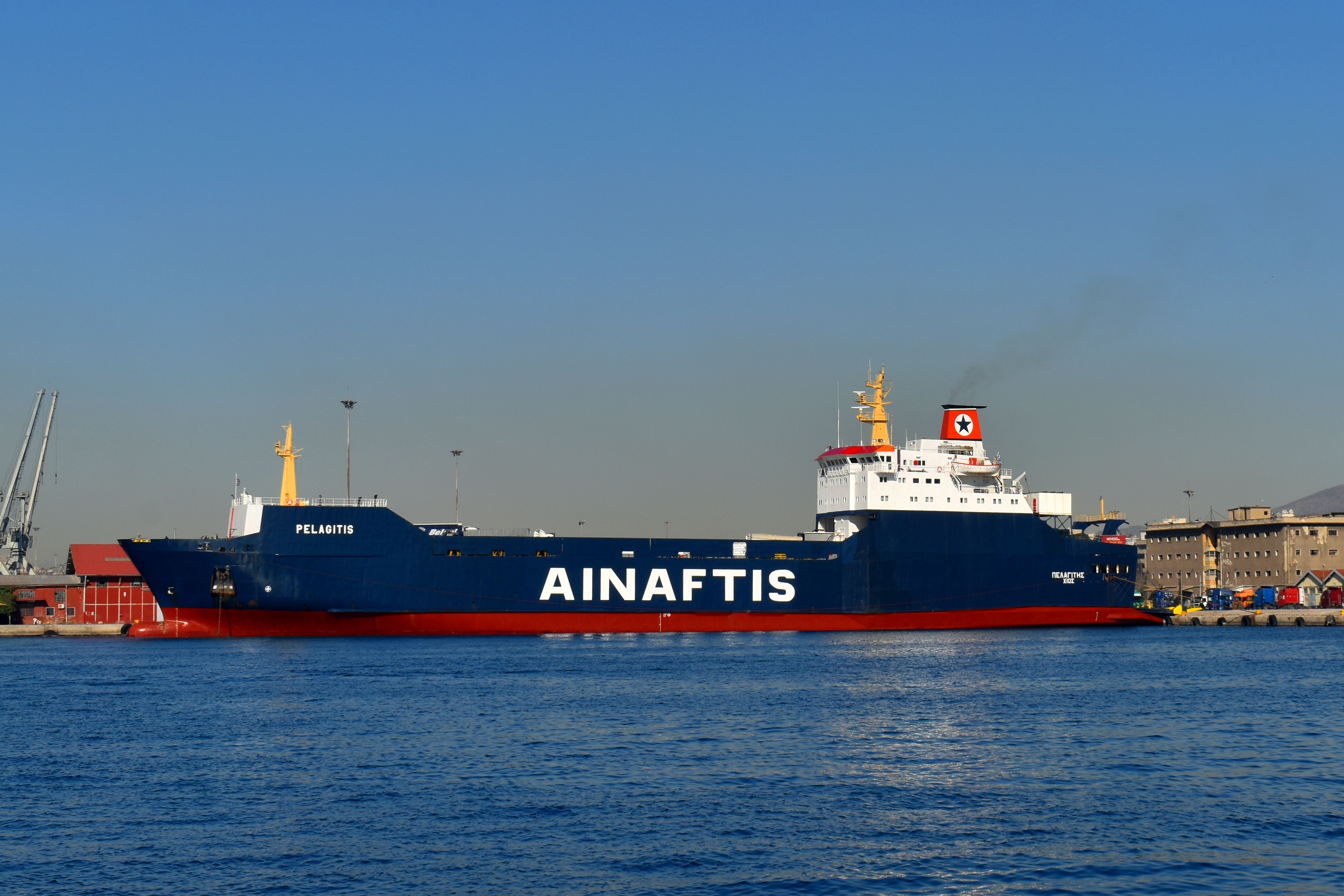 Zastaki.com - Грузовой танкер Ainaftis в гавани 