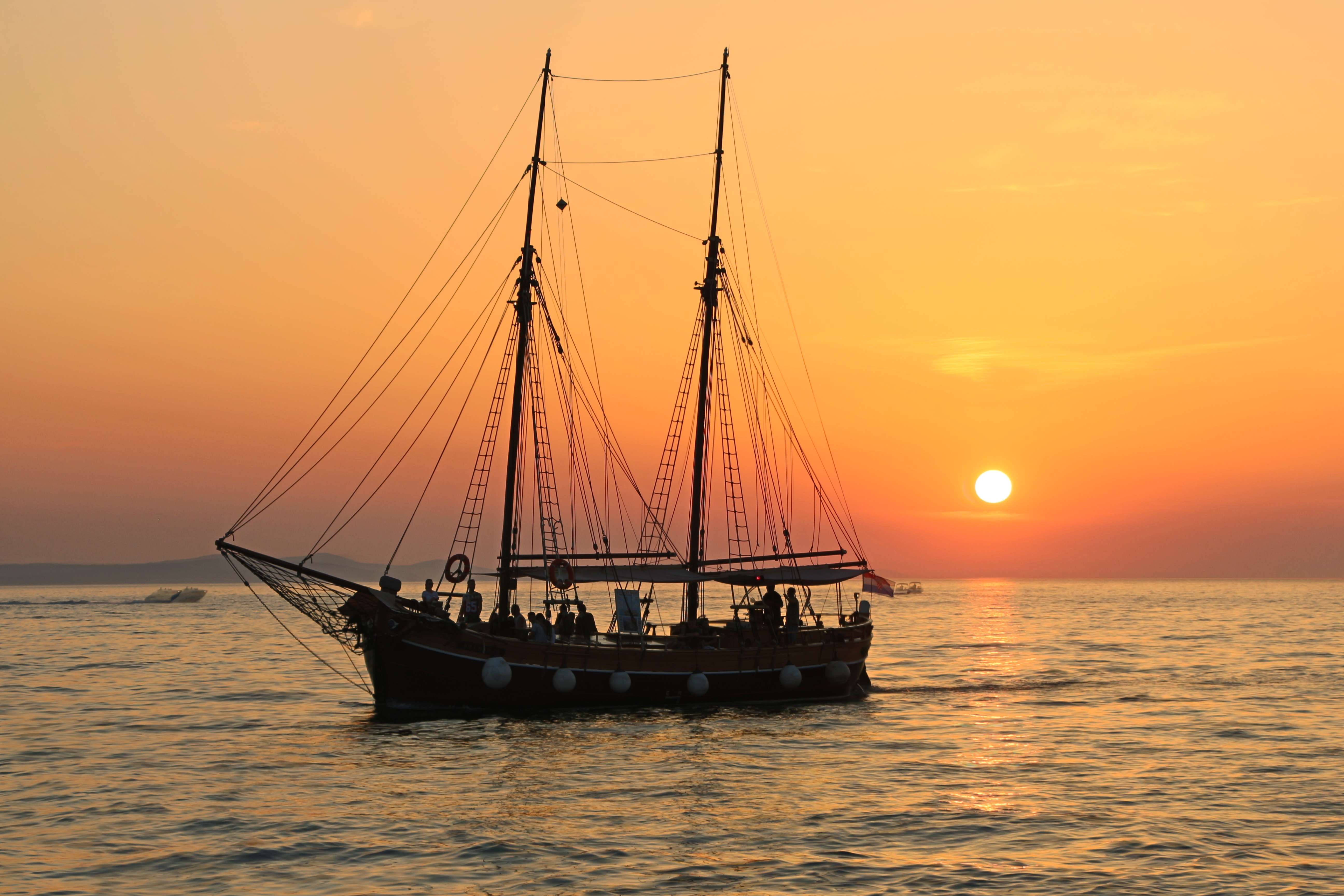 Zastaki.com - Большой корабль с опущенными парусами на закате солнца 