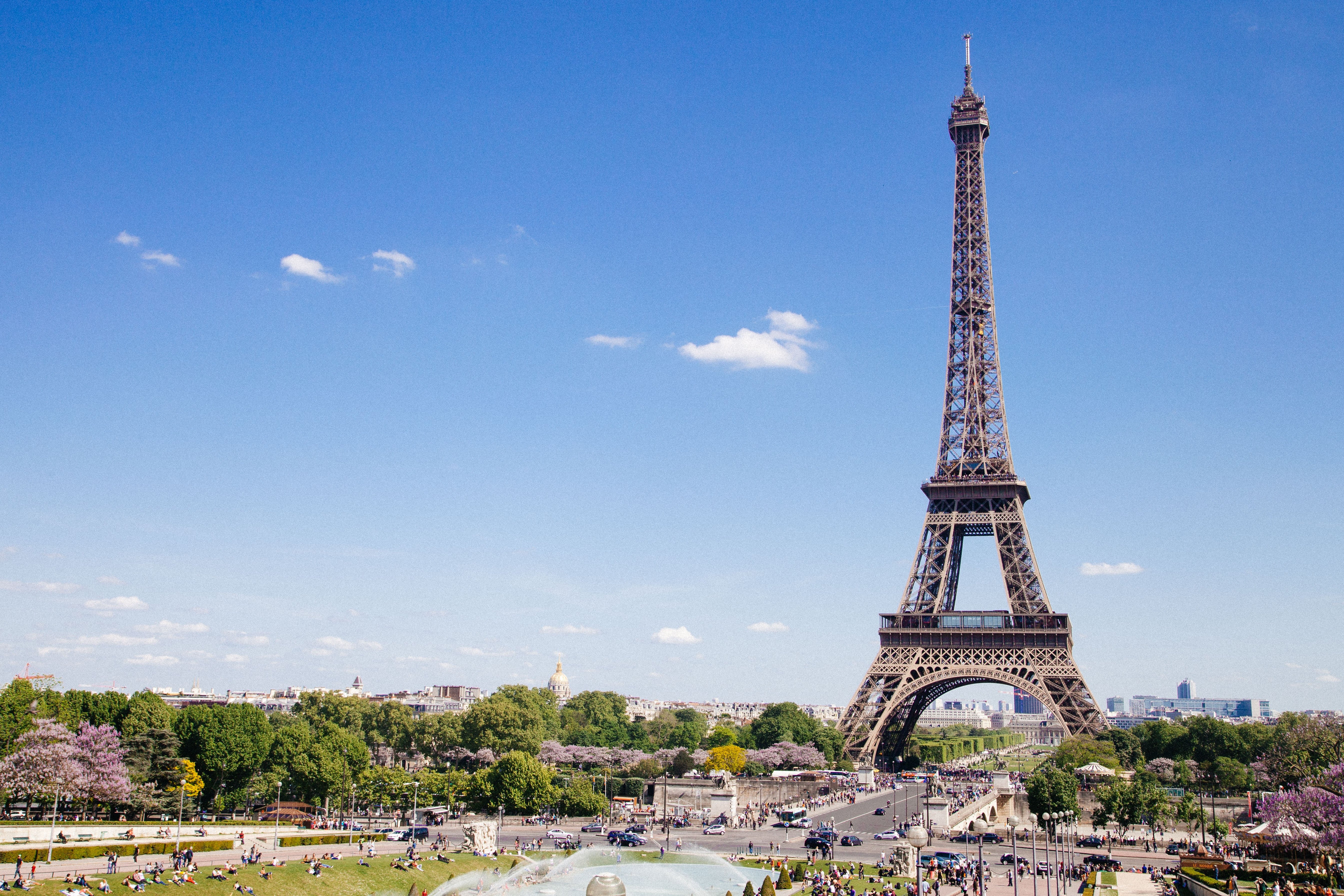 Zastaki.com - Красивый вид на знаменитую Эйфелеву башню под голубым небом, Париж 