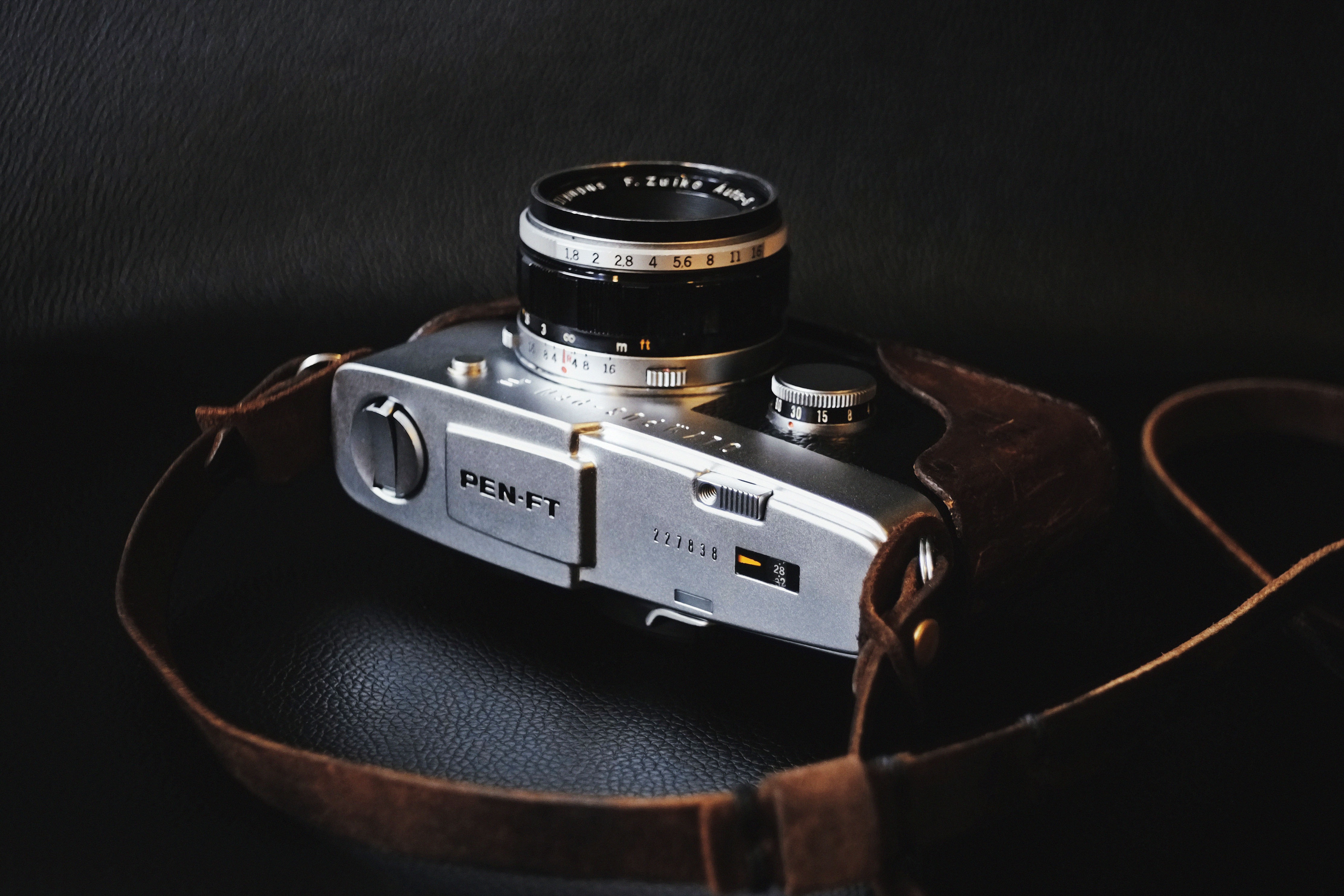 Zastaki.com - Старый фотоаппарат на черном фоне