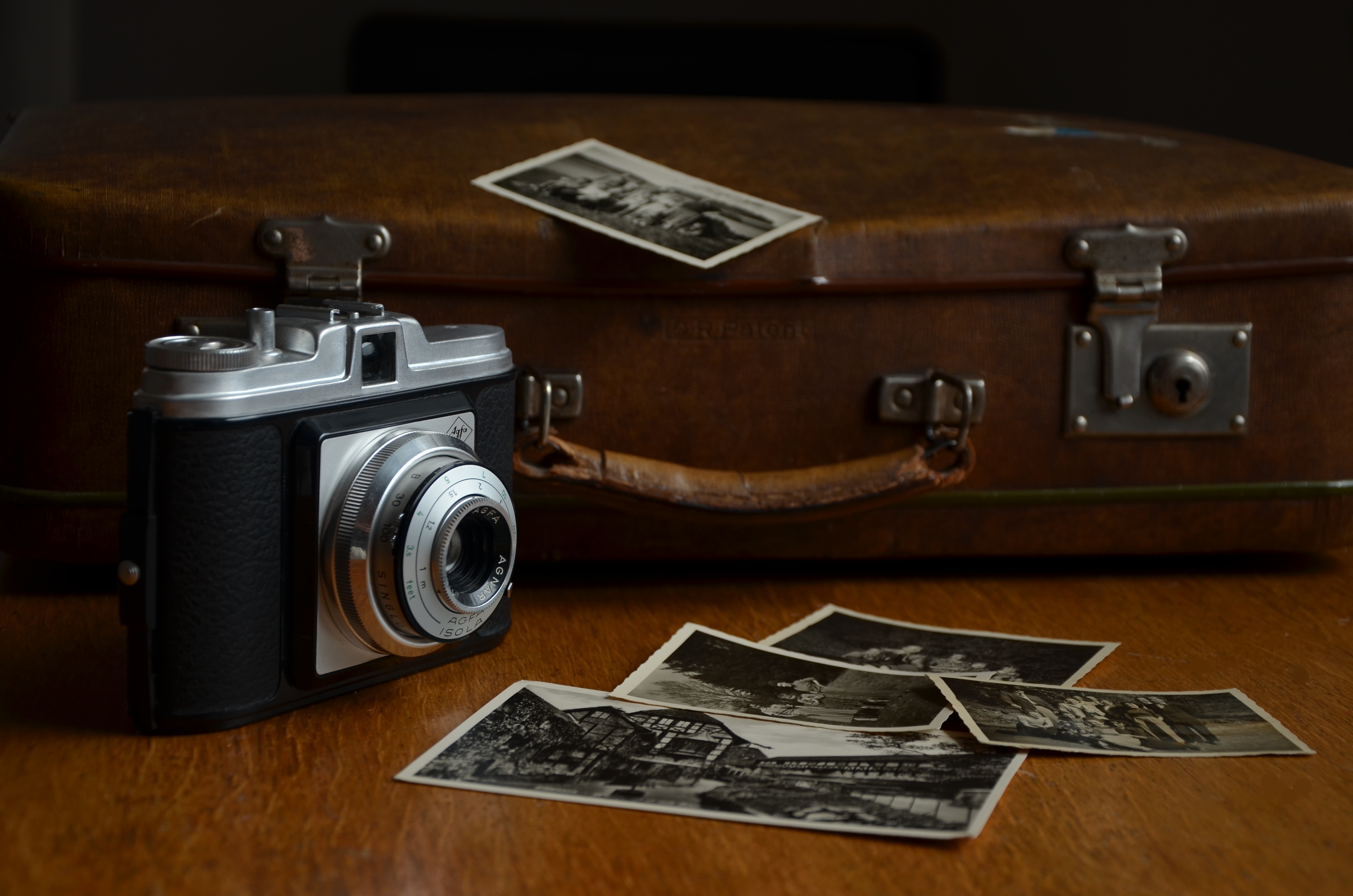 Zastaki.com - Старый фотоаппарат с чемоданом и фото 