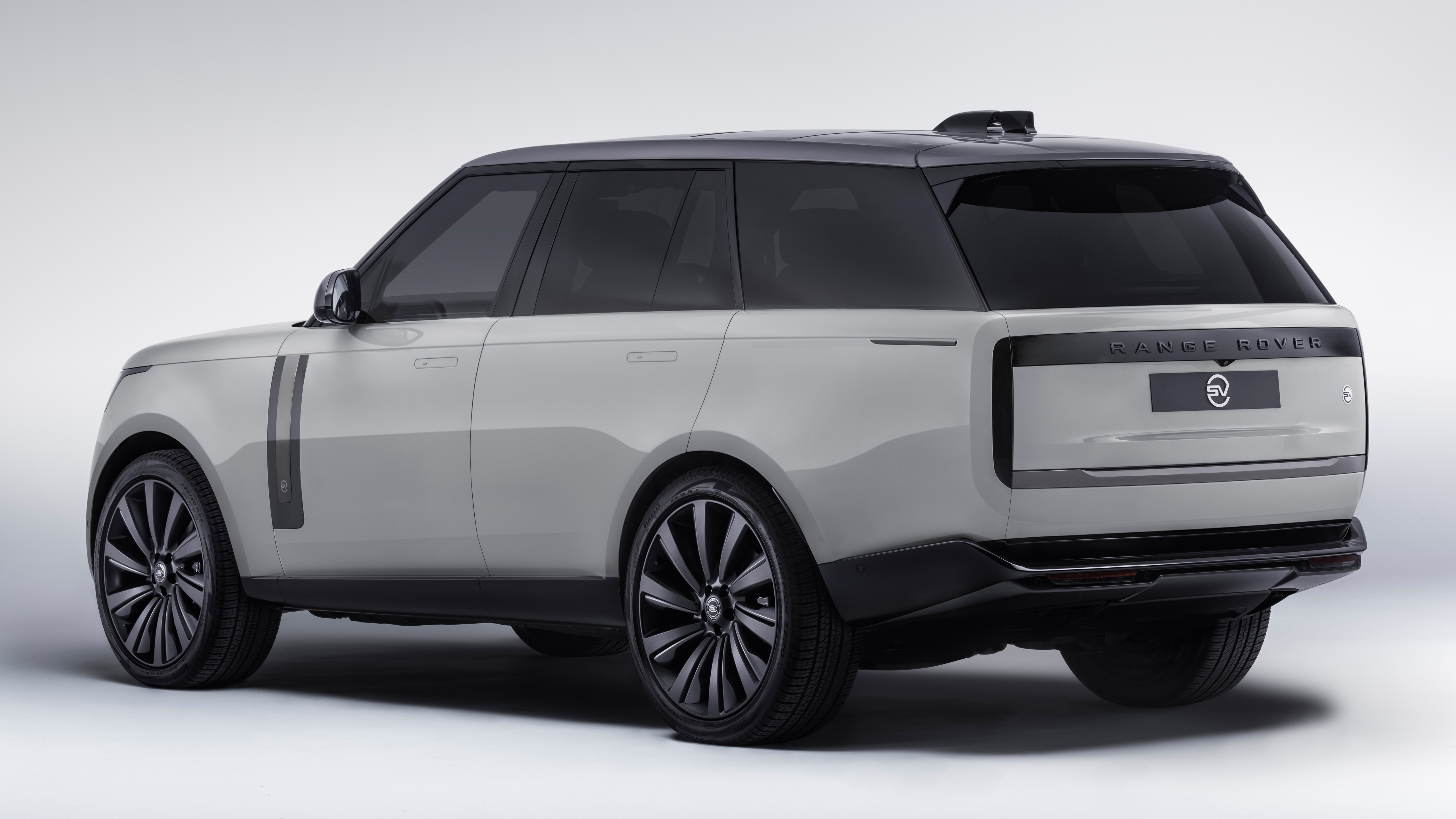 Внедорожник Range Rover SV Lansdowne Edition 2023 вид сзади - обои для ...