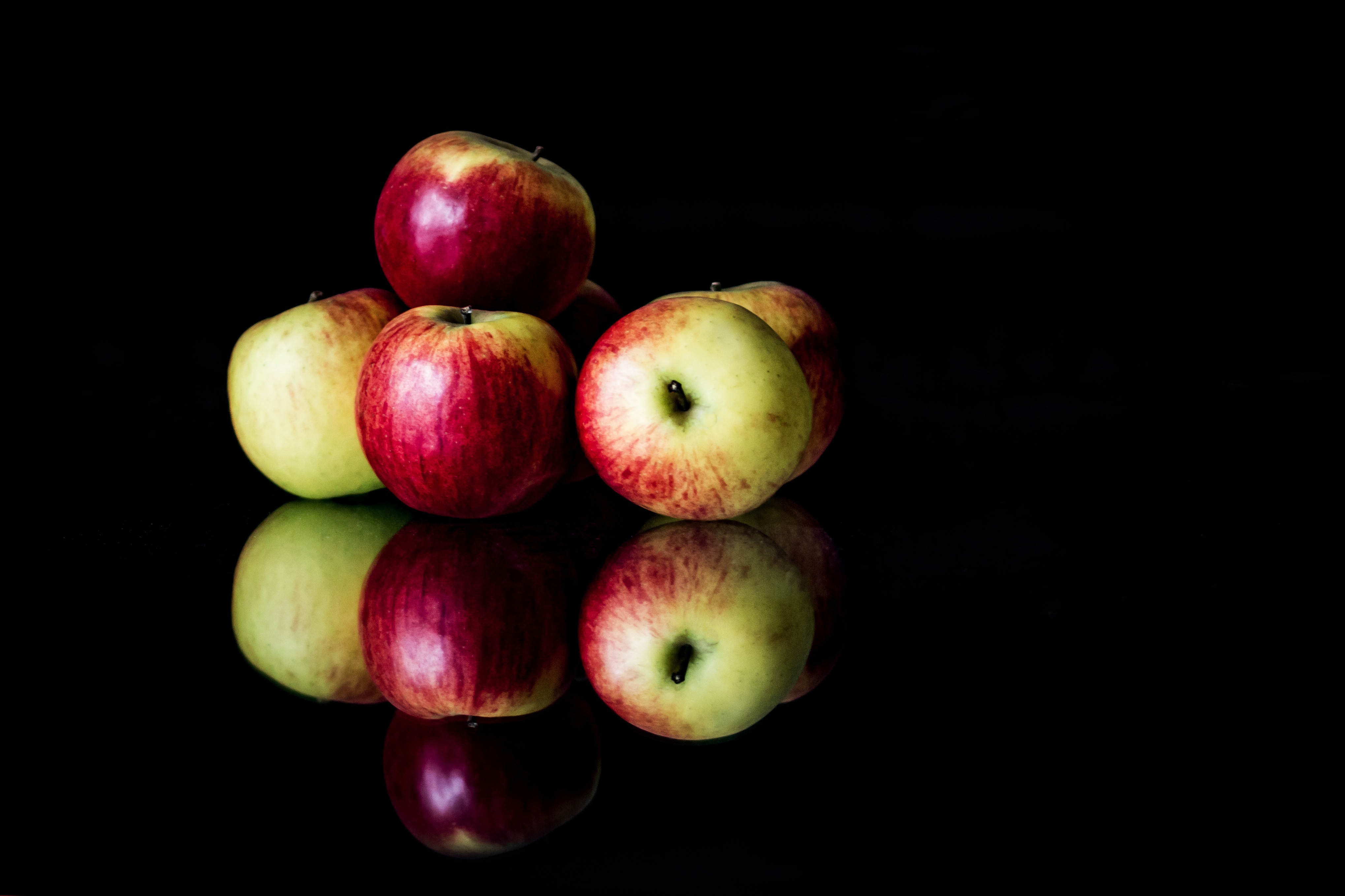 Яблоко на черном фоне. Яблоко на темном фоне. Фото яблоко на черном фоне. Яблоко Nutrition.