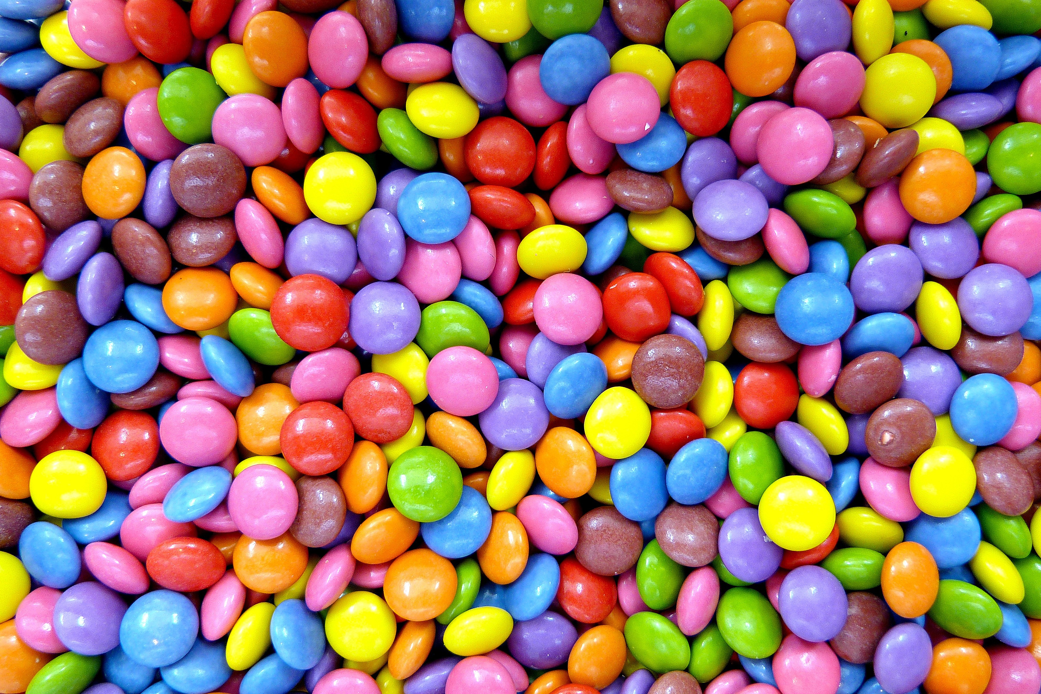 Много карамелек. Сладости конфеты. Цветные конфеты. Разноцветные драже. Конфеты разноцветные драже.
