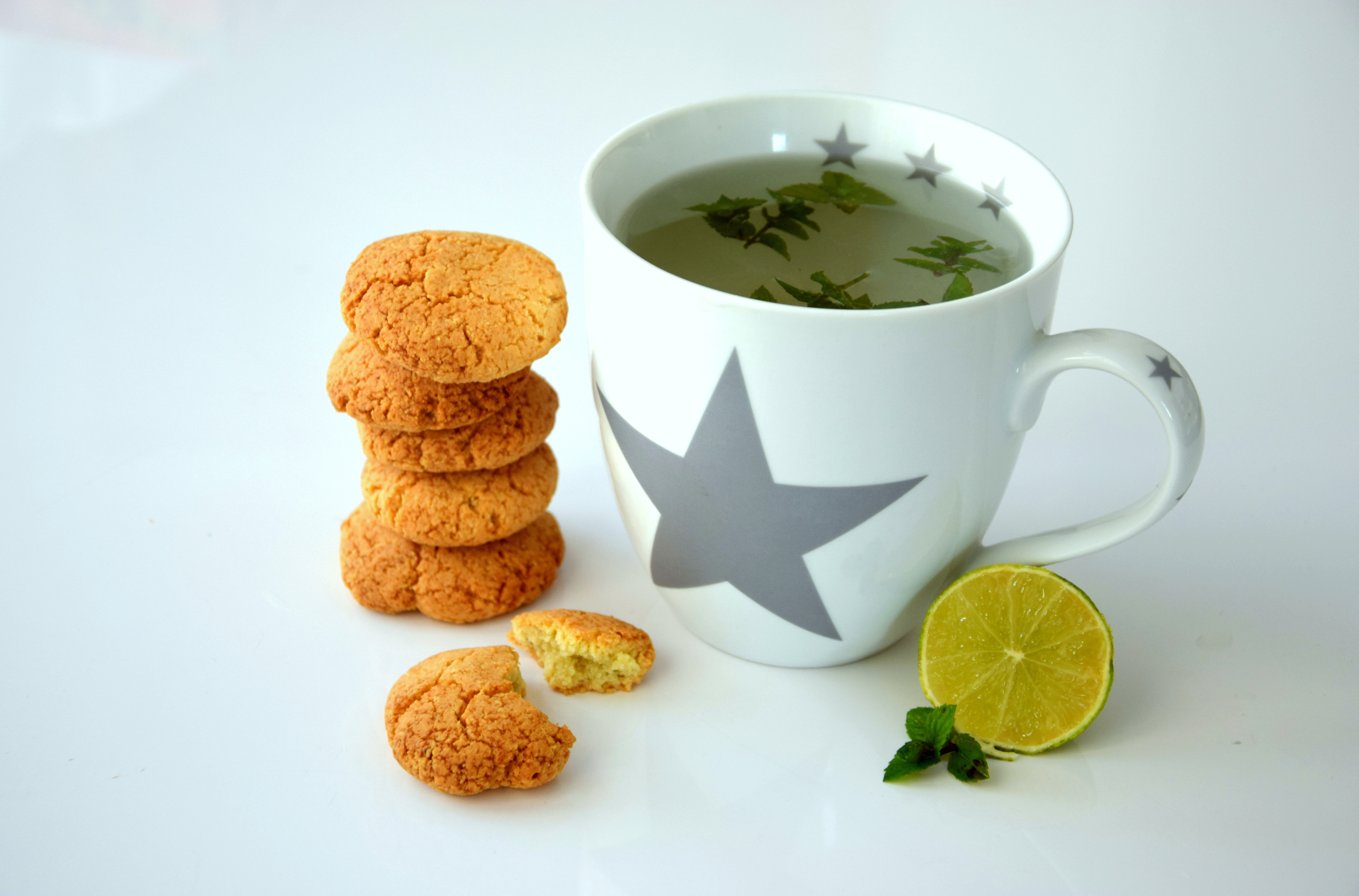 Чай пью с печеньями. Чай и печеньки. Чай с печеньем. Кружка чая с печеньем. Зелёный чай с печеньем.