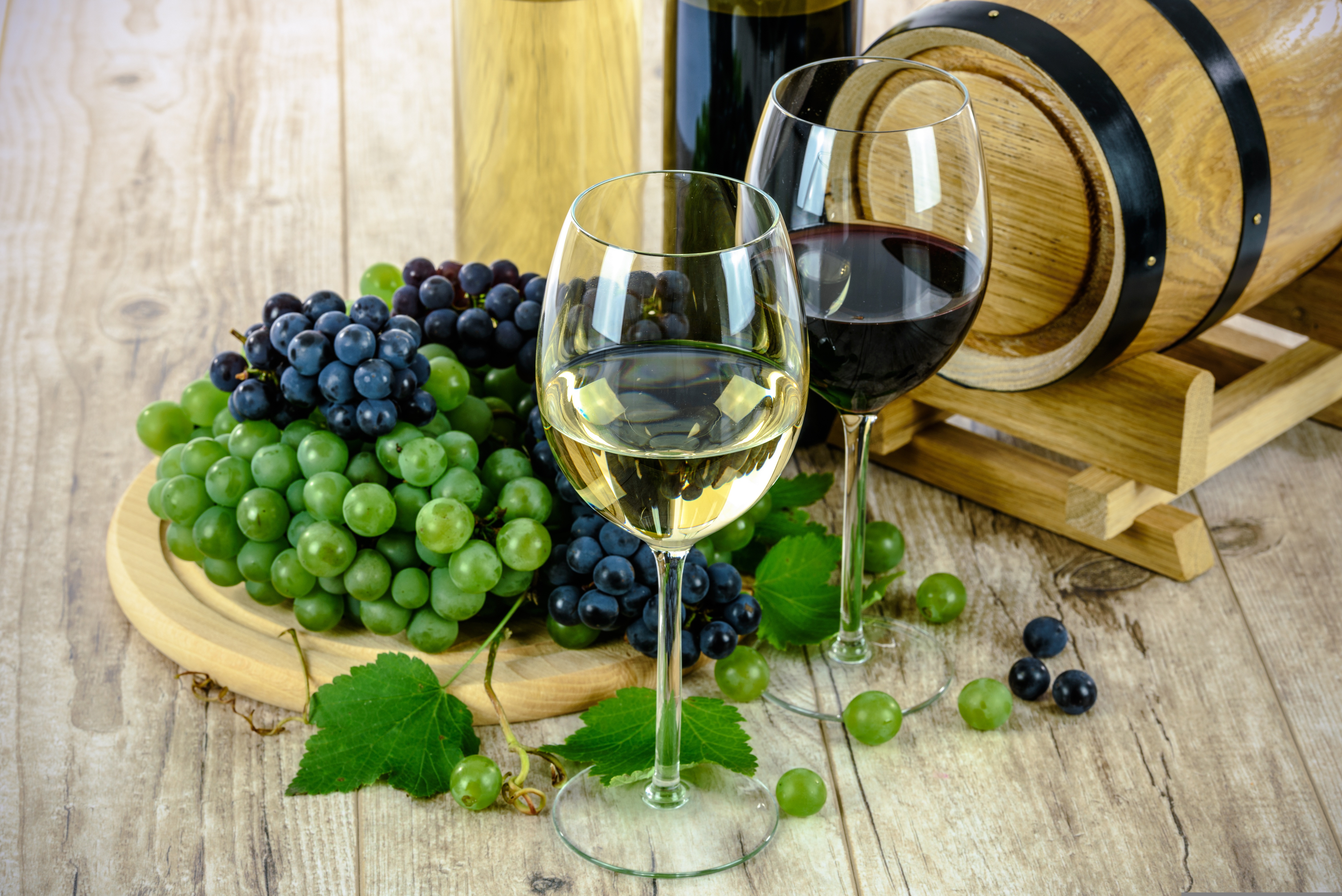 Виноградное вино с травами. Инкерман виноград. Белое вино. Вино и виноград. Бокал с вином.