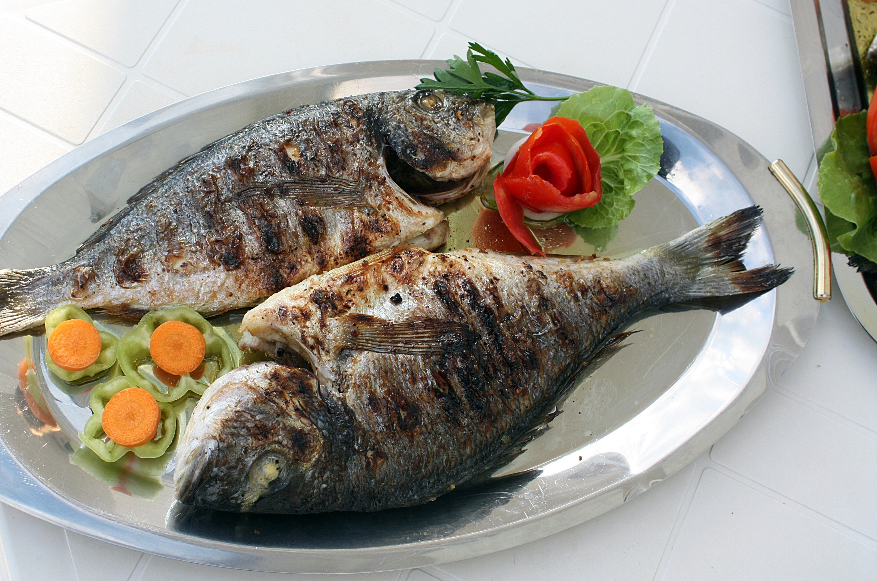 Zastaki.com - Запеченная рыба на тарелке с овощами