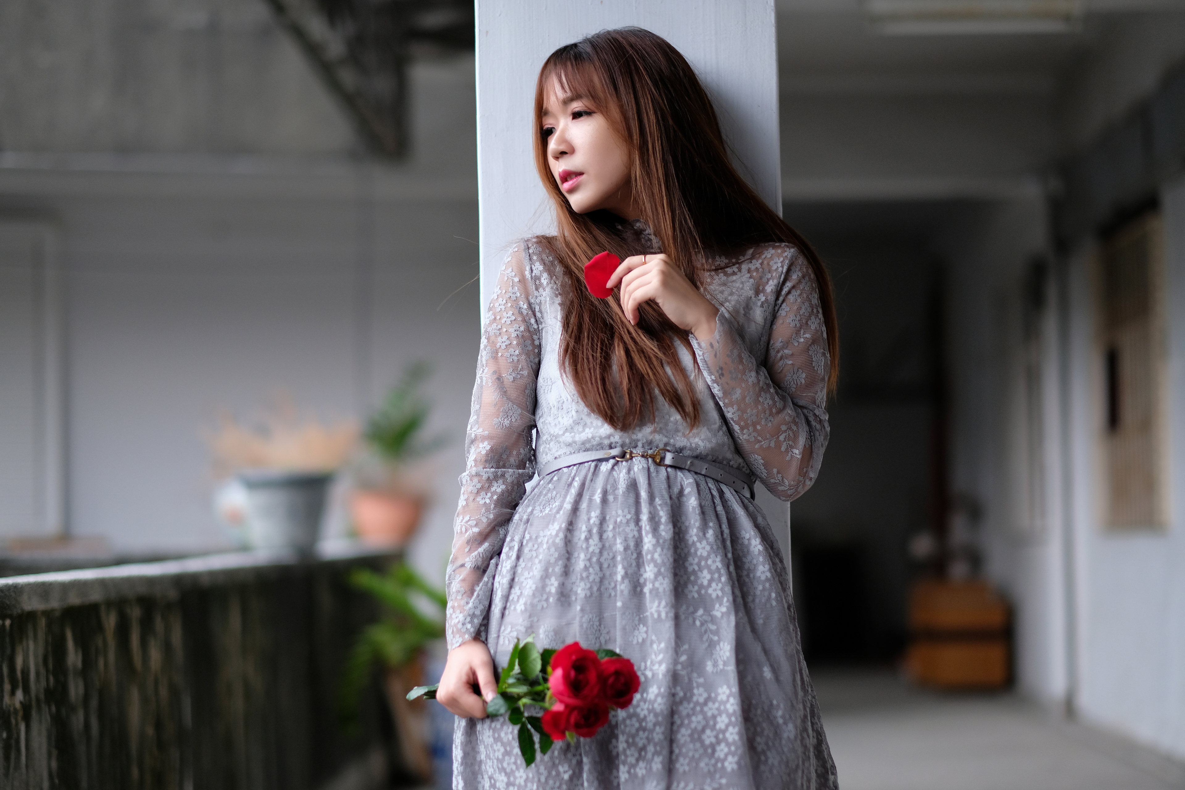Zastaki.com - Девушка азиатка в сером платье с цветами розы