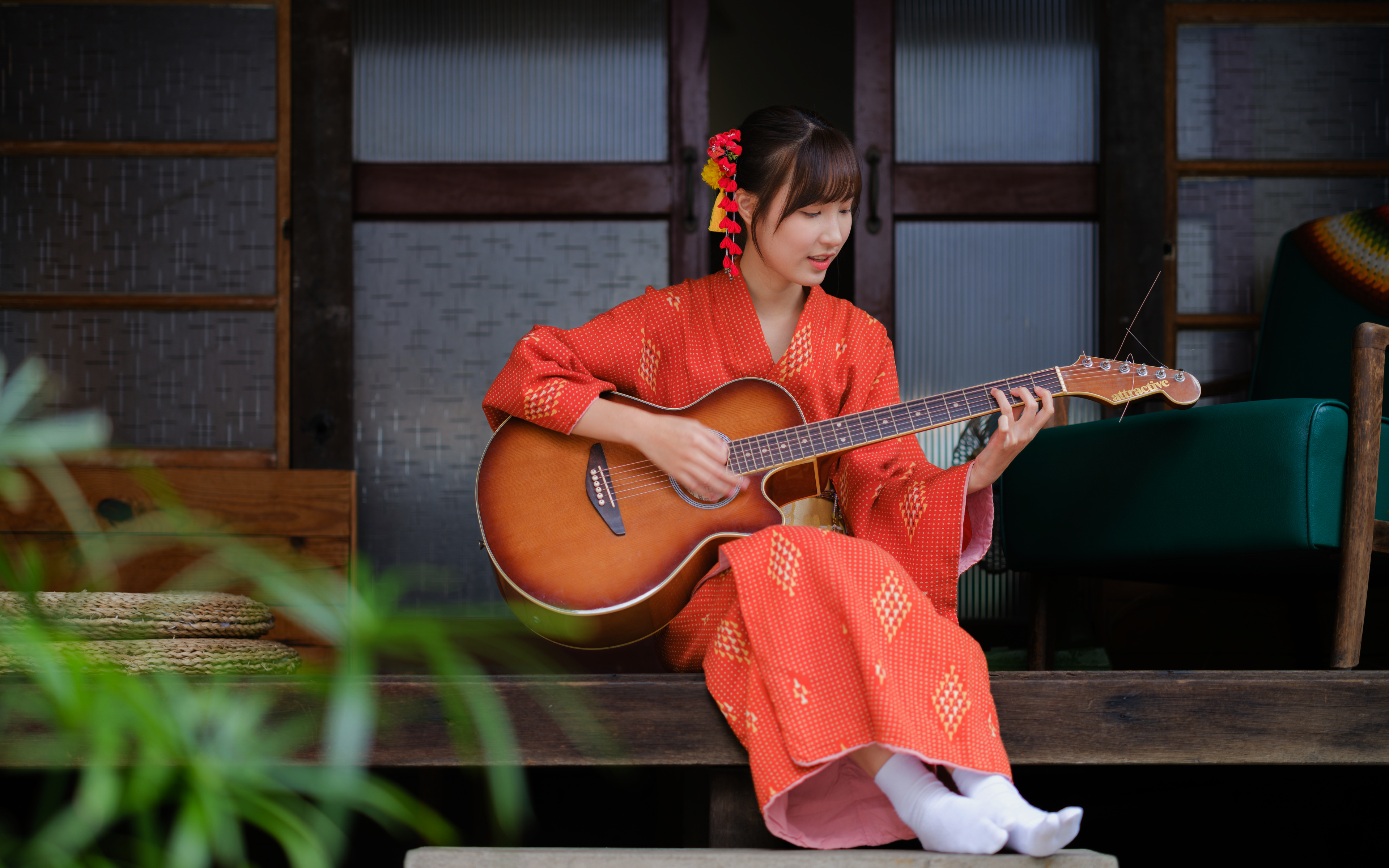Zastaki.com - Девушка азиатка в красном кимоно с гитарой в руках
