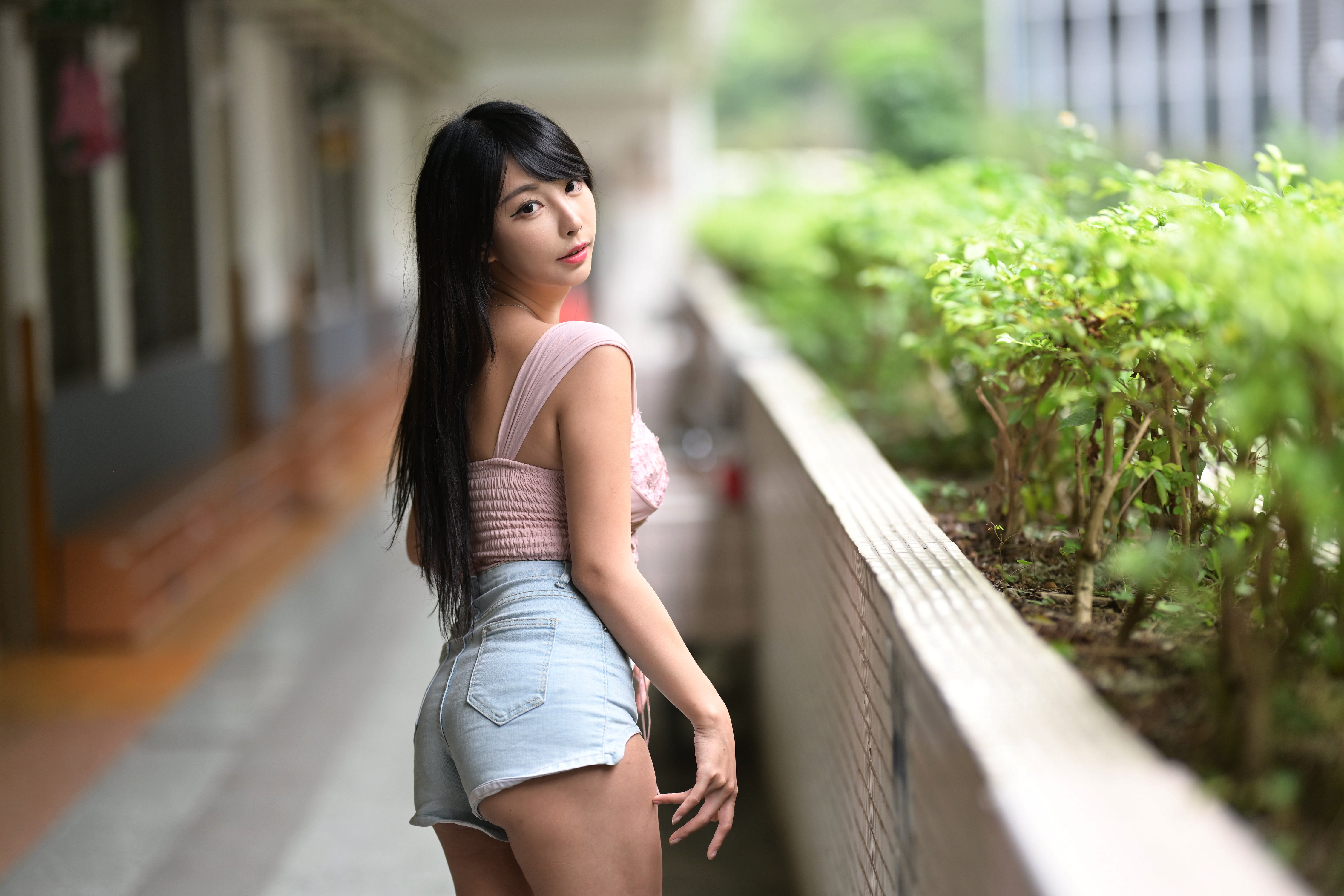 Азиатки в шортах. Боком брюнетка Сакура смех