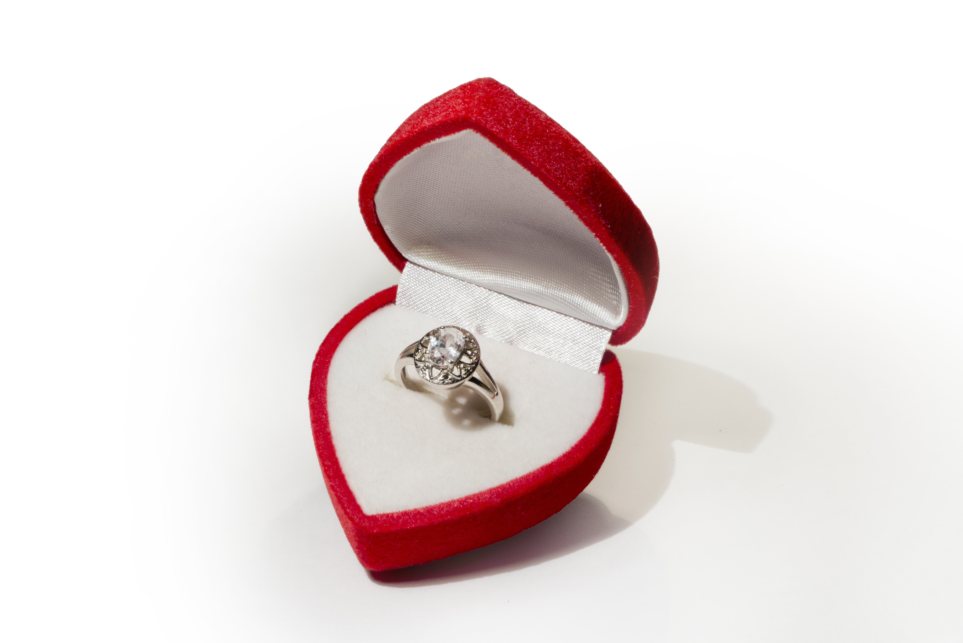 Какое кольцо дарят девушке. Кольцо в коробочке. Обручальное кольцо в коробочке. Кольцо для предложения. Свадебные кольца в коробочке.