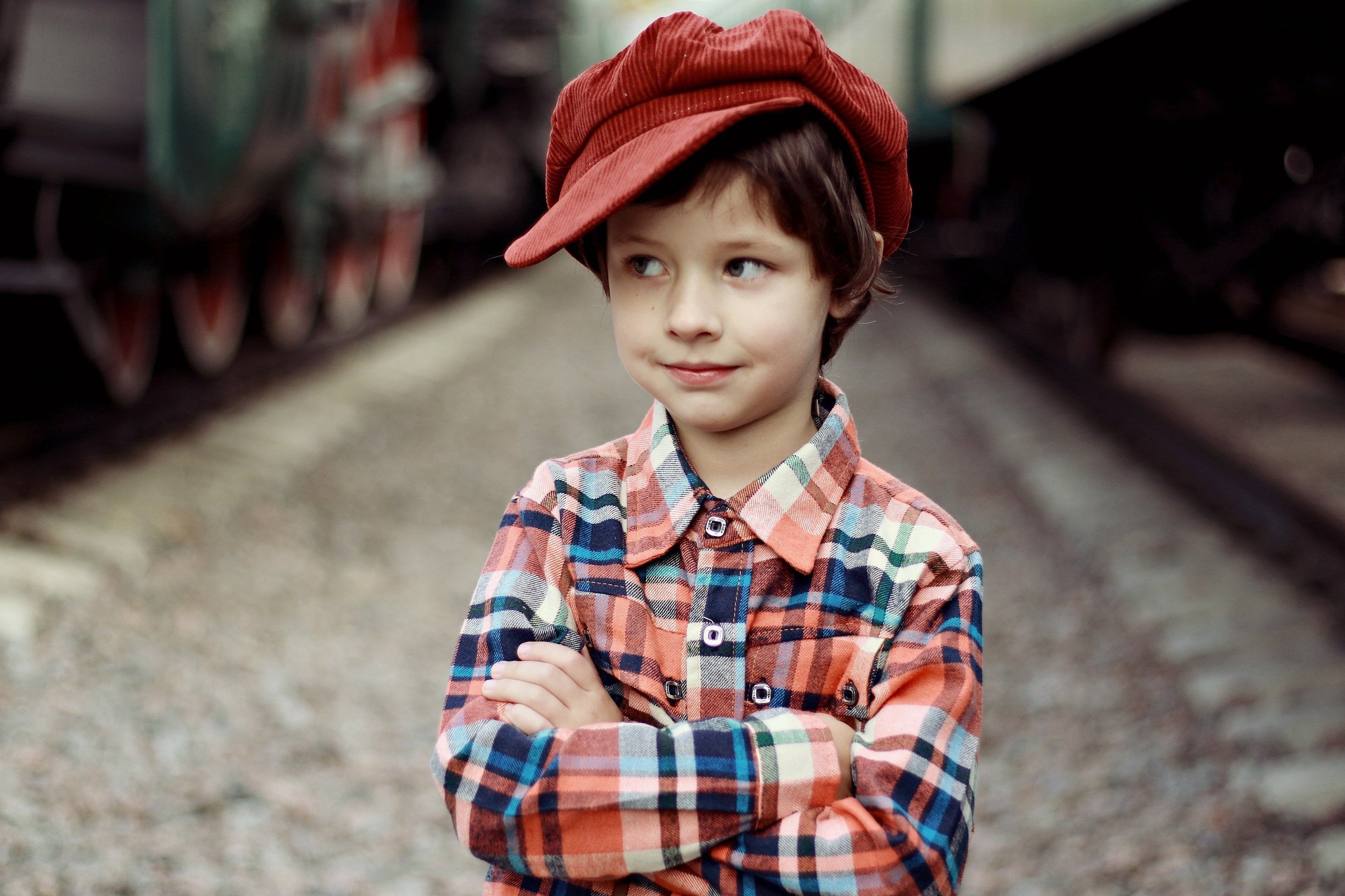 Очаровательный мальчик. Мальчик. Мальчик в кепке. Фотосессия для мальчика. Фотография мальчика.