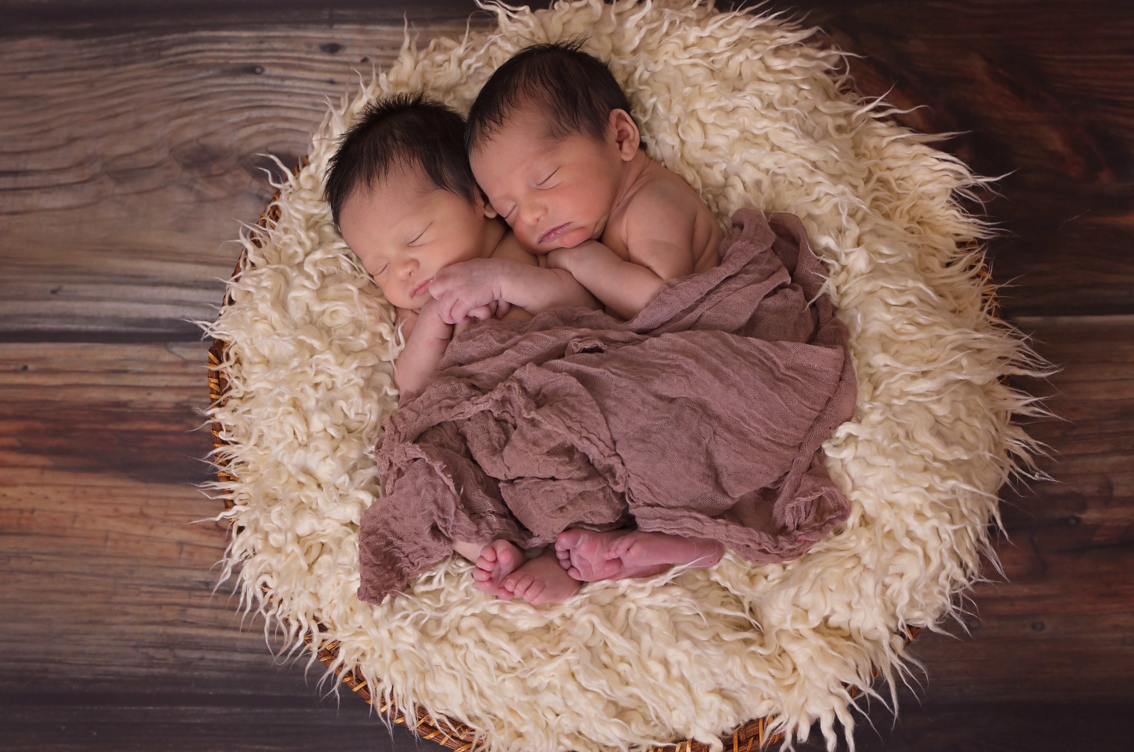 Как рождаются два ребенка. Доброе утро субботы. Фотосессия новорожденных. Доброе утро субботы прикольные. Двойняшки.