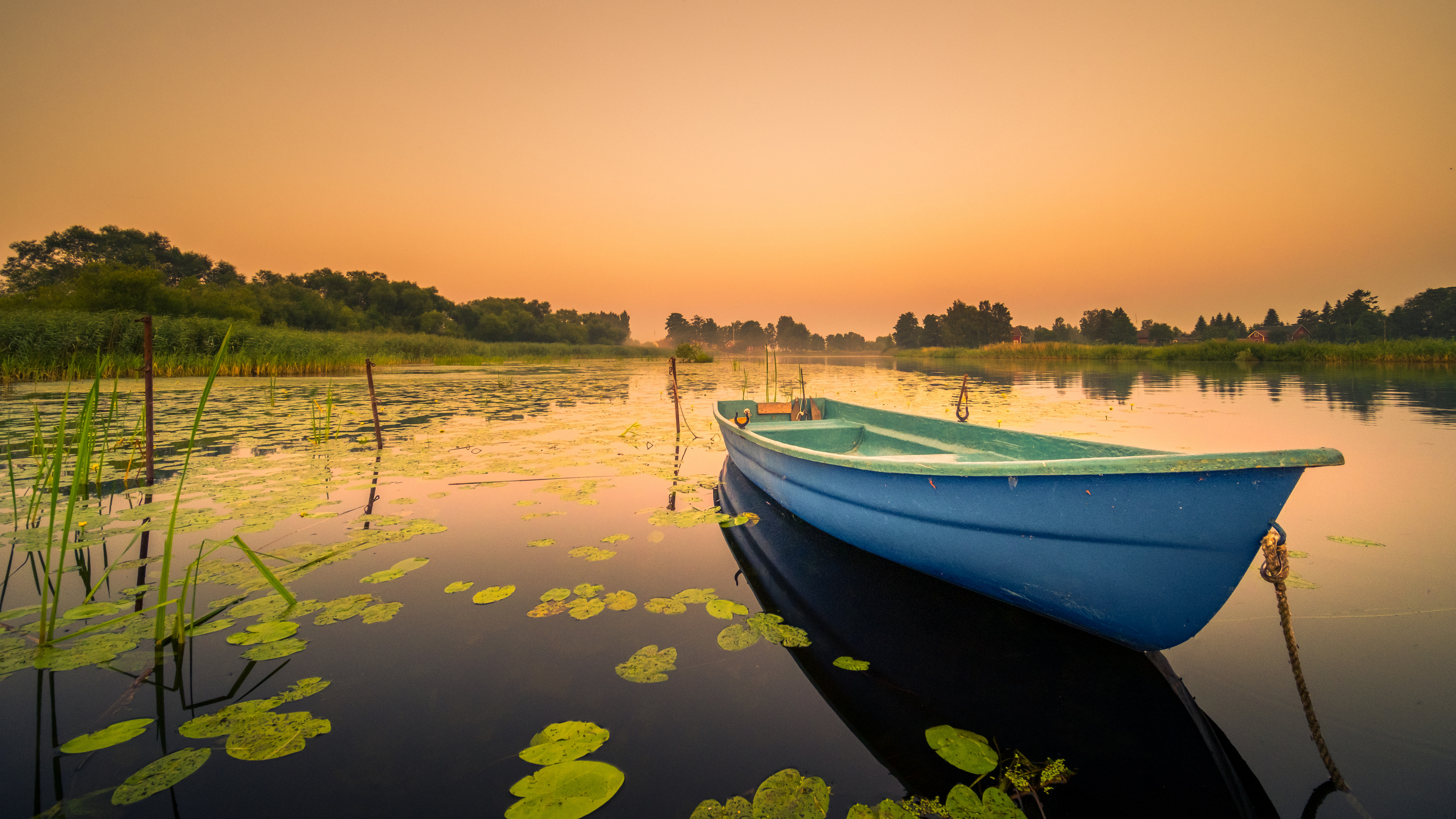 Zastaki.com - Голубая лодка в озере на закате солнца
